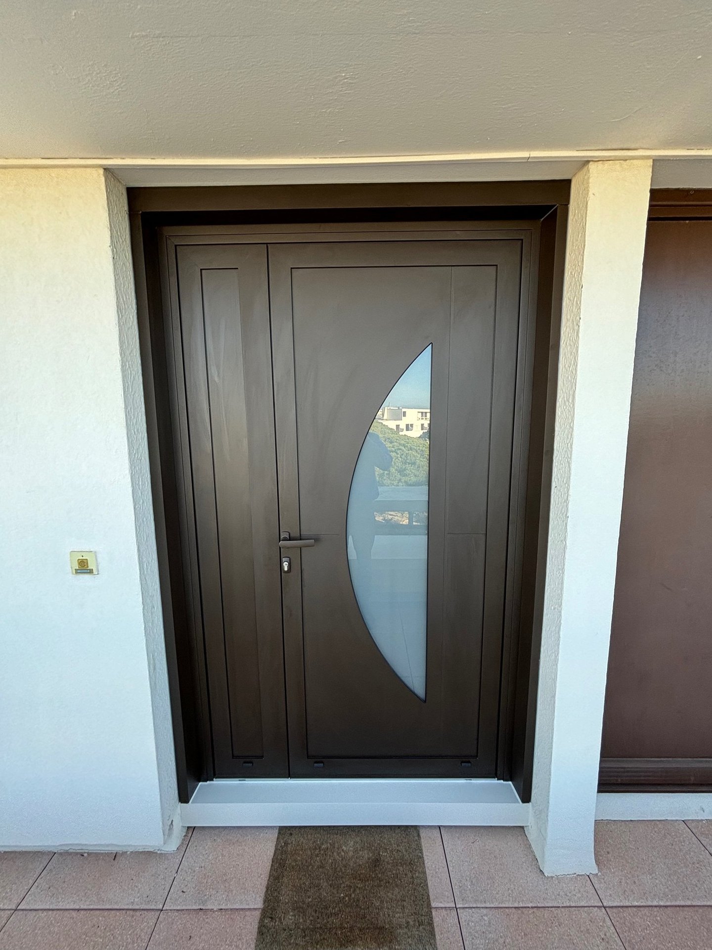 Remplacement d'une porte d'entrée avec un design spécifique.