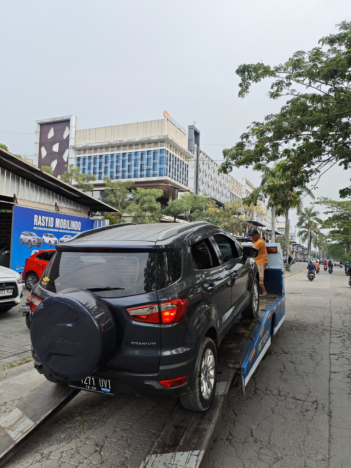 Layanan derek mobil 24 jam siap angkut kendaraan bermasalah