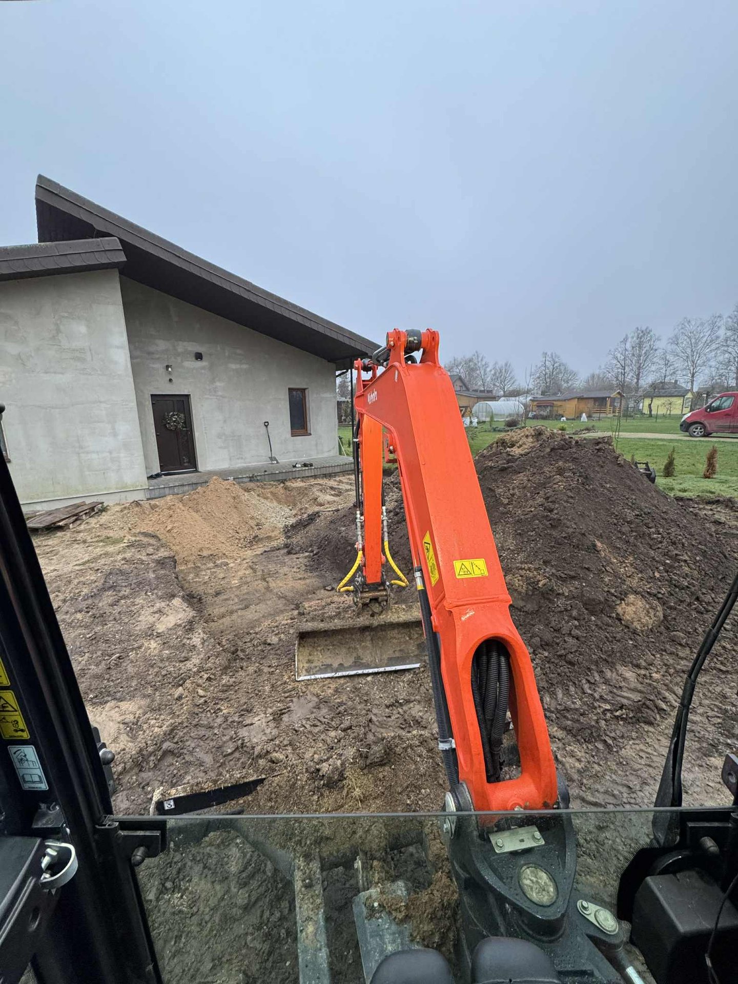 Pirmiausia nuimamas augalinis sluoksnis (juodžemis) iki kieto grunto (molio ar smėlio)