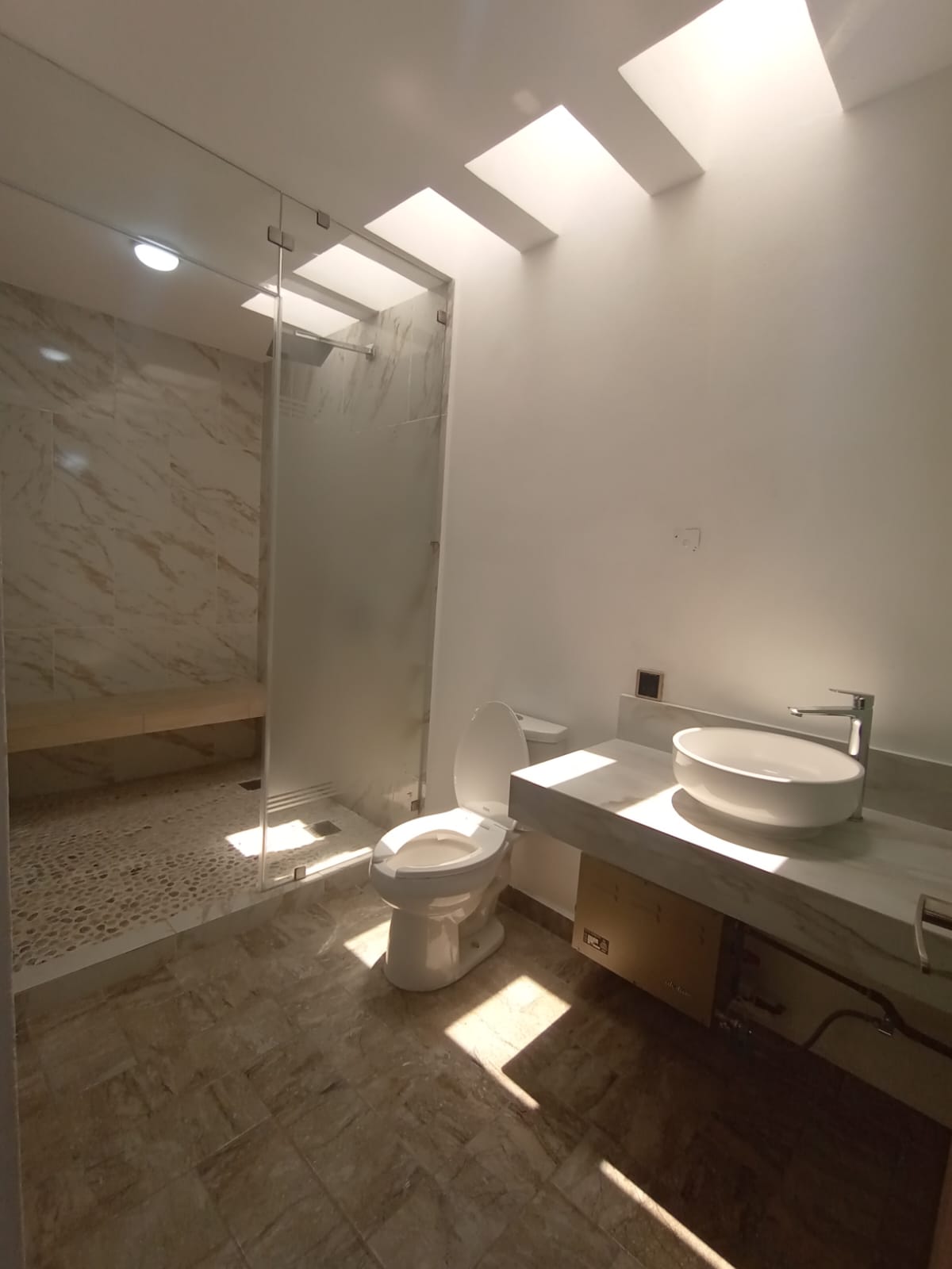 Interior de baño de lujo con sistema de vapor privado en la recámara principal en Pátzcuaro