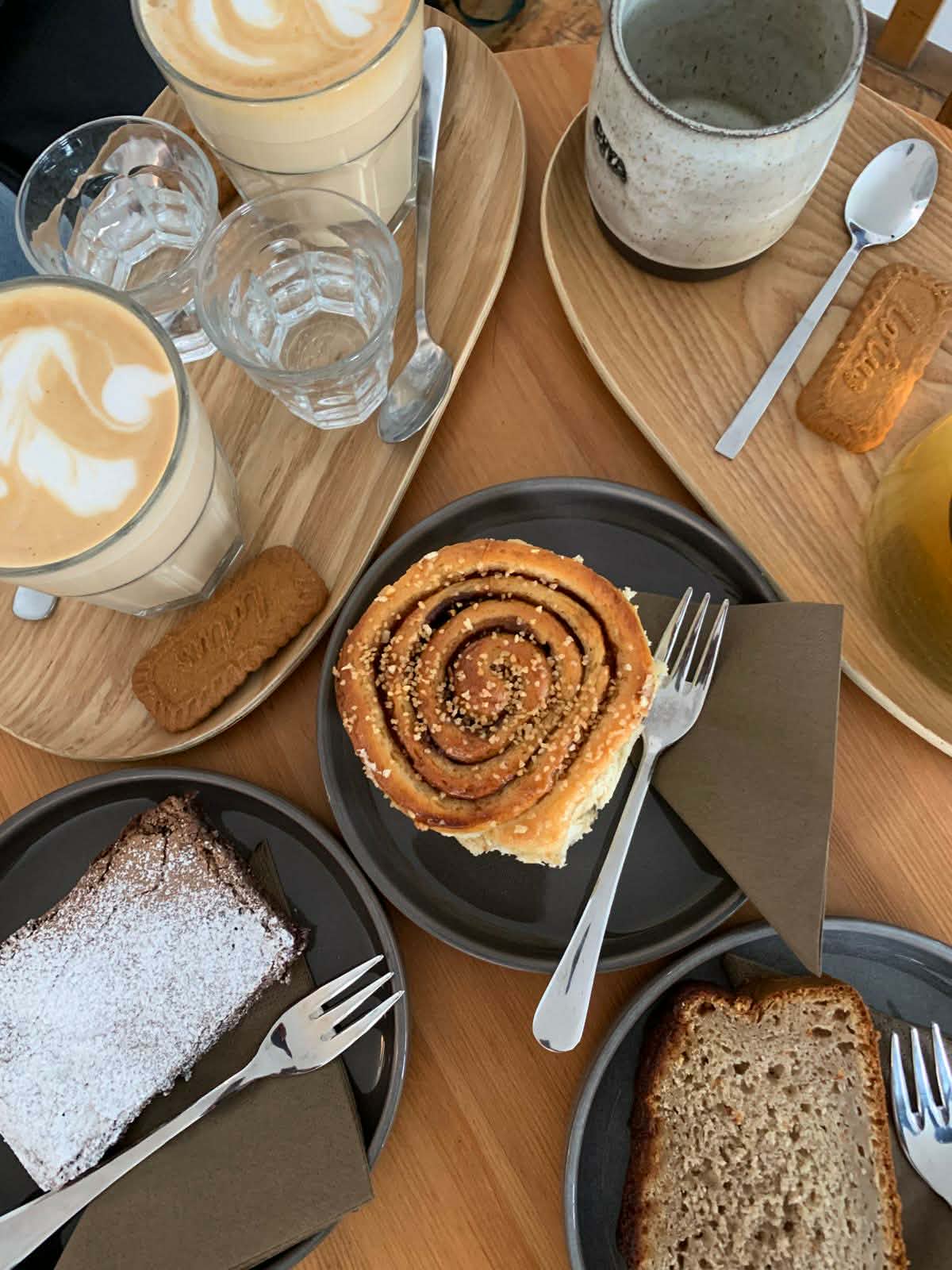Foto van koffie en glutenvrij en lactosevrij gebak in de koffiebar Goya Gent