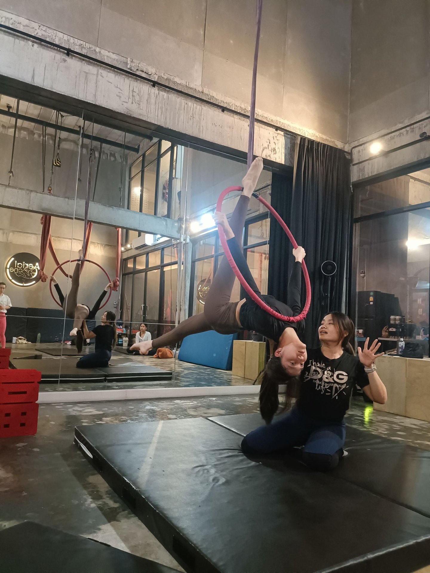 Instructer guide member about body setup and performance on hoop