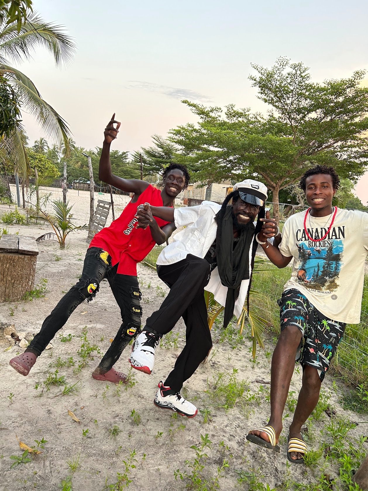 Image montrant une partie de l'équipe de l'association Bourokk : Hassan, Cobra et Zoom Sene