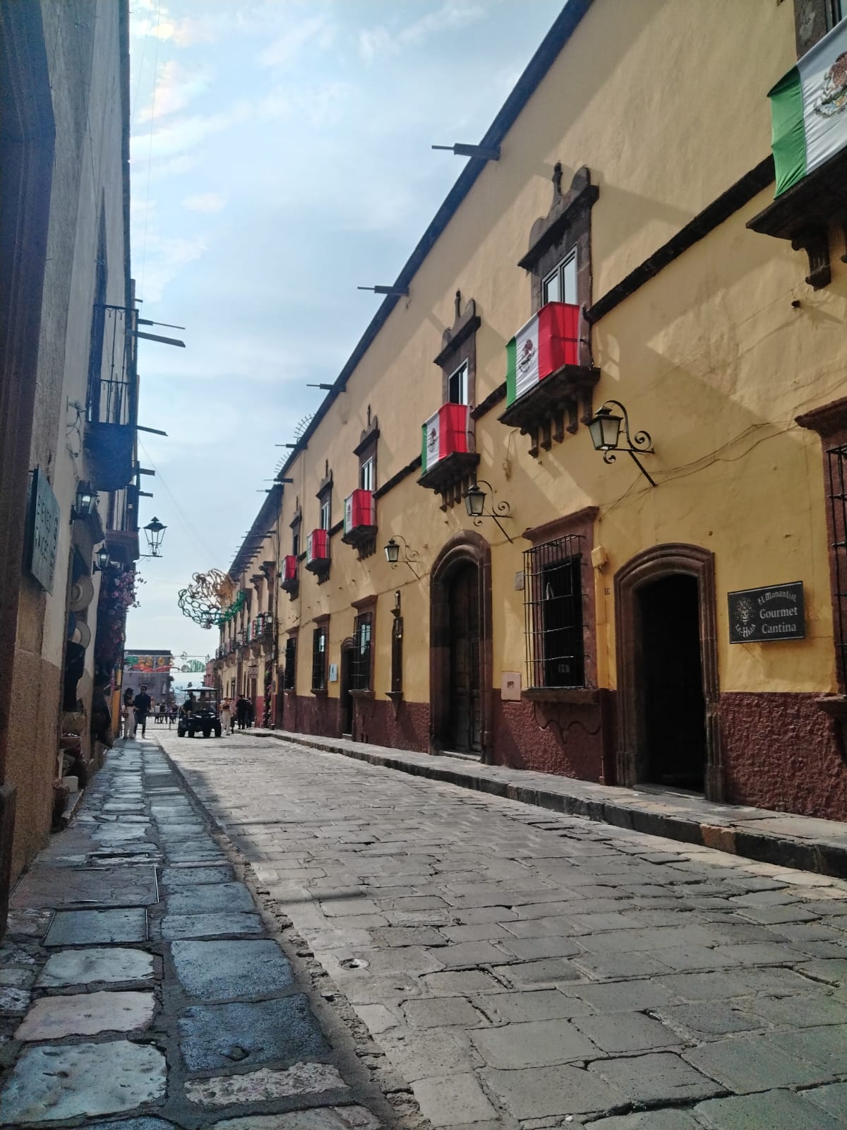 Calle de San Miguel de Allende con festividad de fiestas patrias