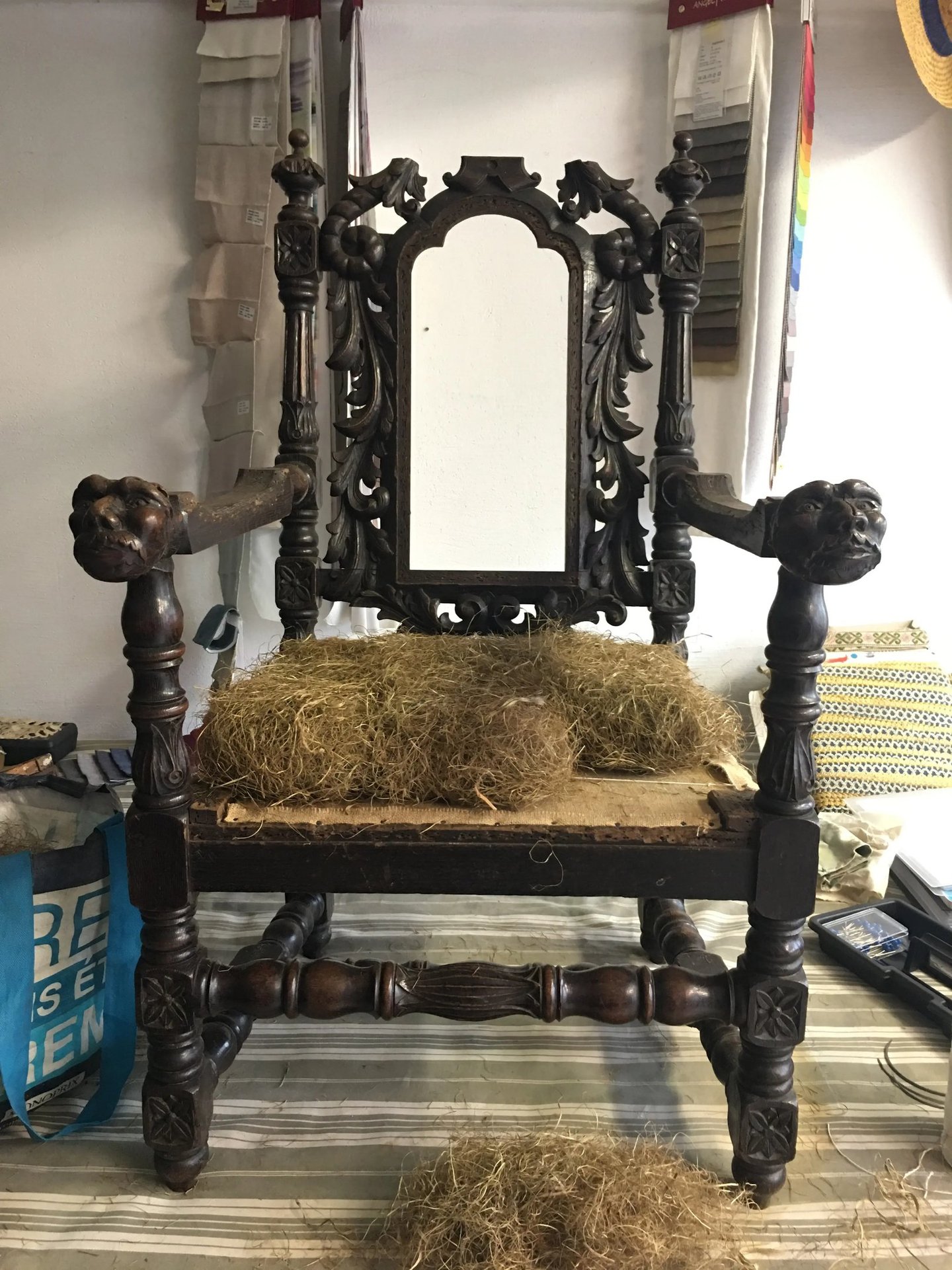 Un fauteuil recouvert de crin