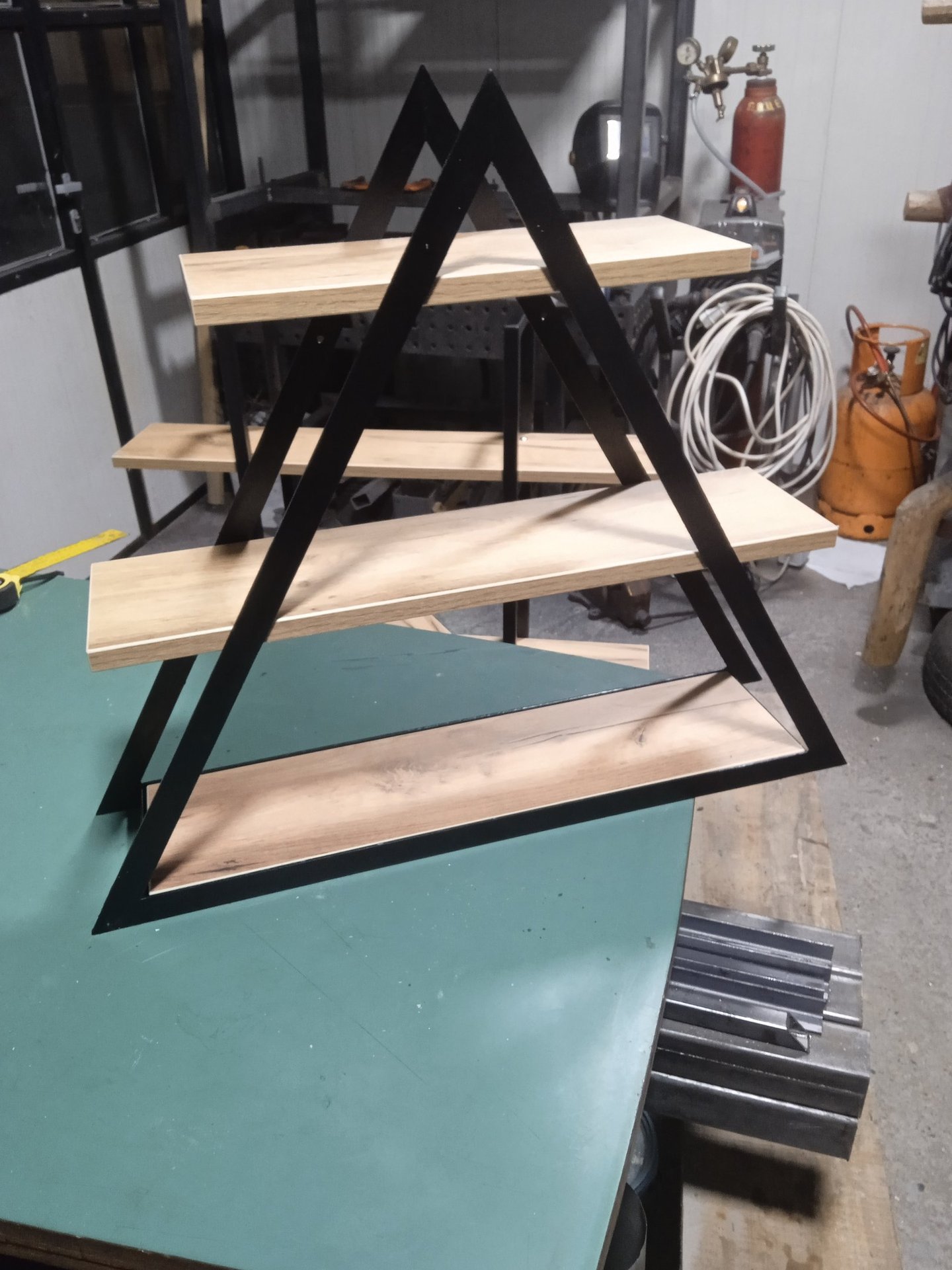 drvometal, drvo metal, nameštaj, police, stolovi, stolice, ograde, ograda, kapija