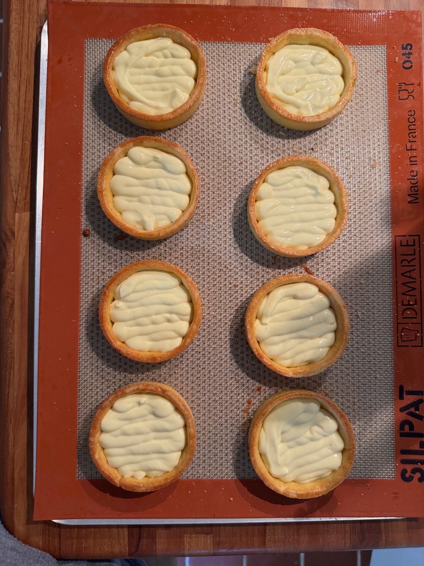 a baking tray with a cookie crust and a cookie crust