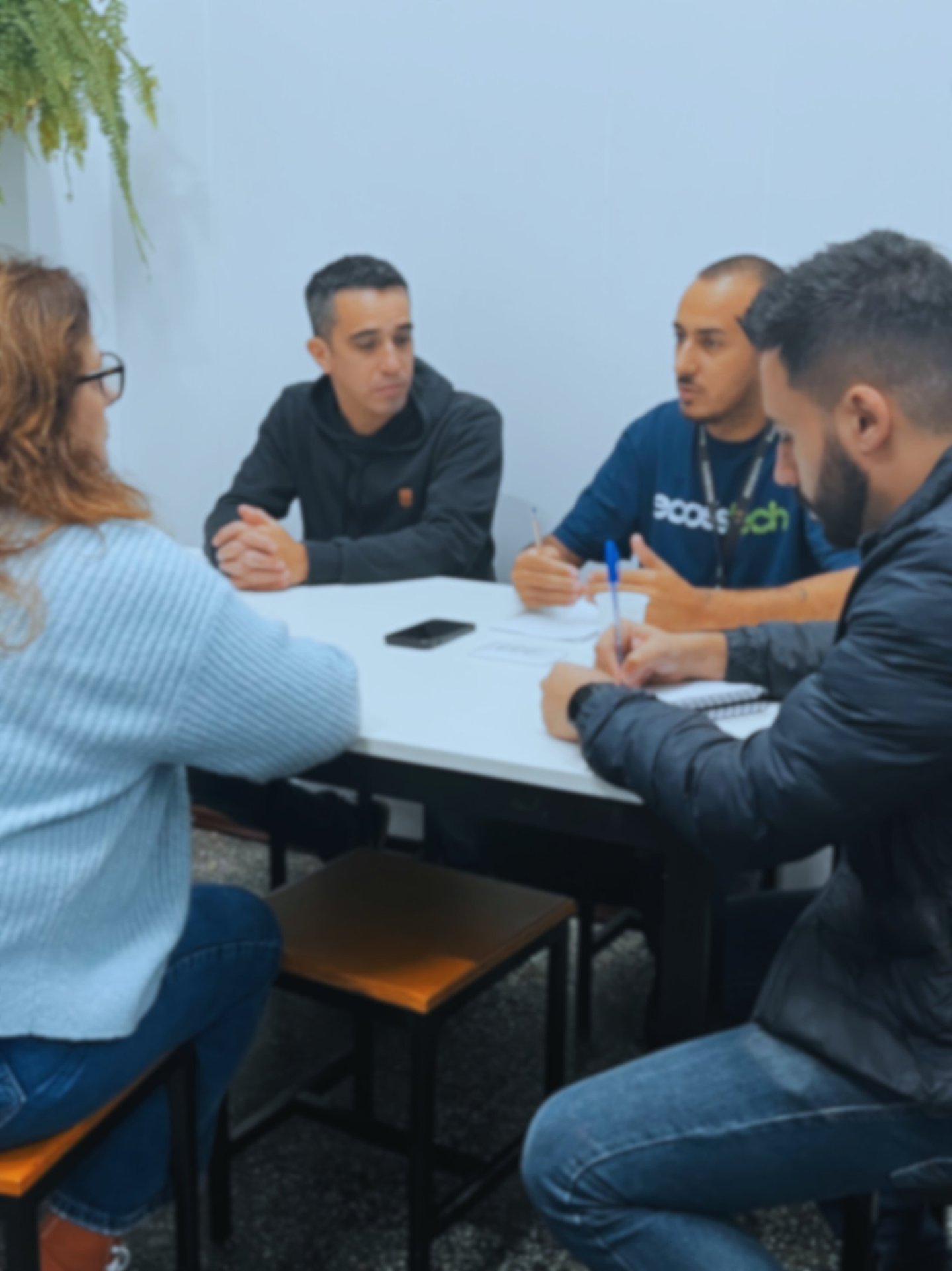 um grupo de pessoas sentadas ao redor de uma mesa