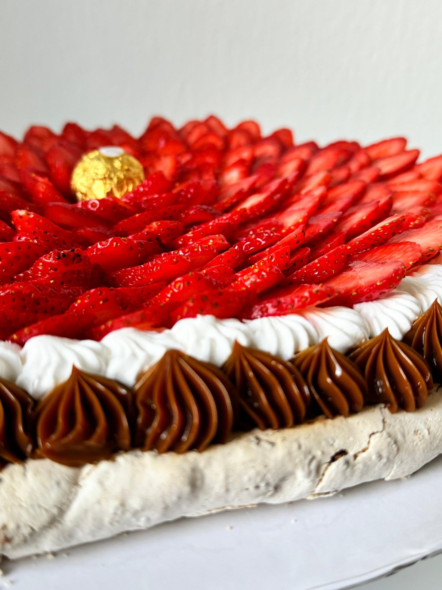 pavlova a cake with fresh strawberry