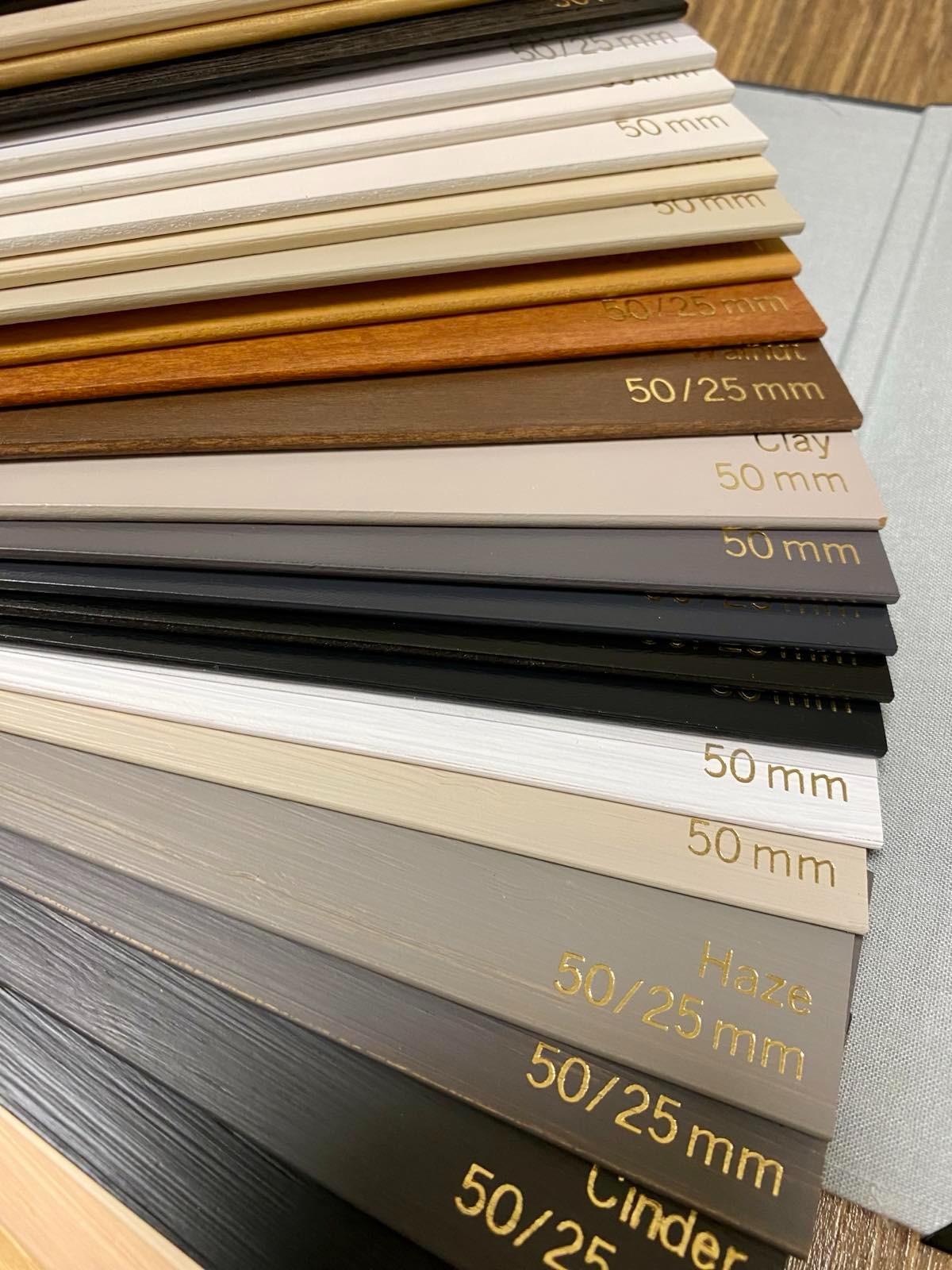 Žaliuzės - langų uždengimas, suteikiantis privatumą ir apsaugą nuo saulės.