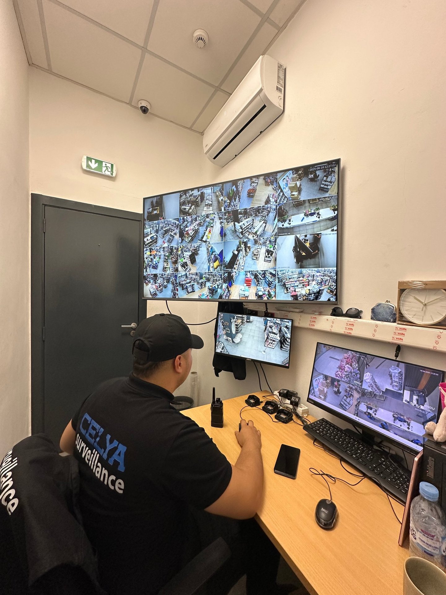 Un agent de sécurité surveille les caméras de surveillance