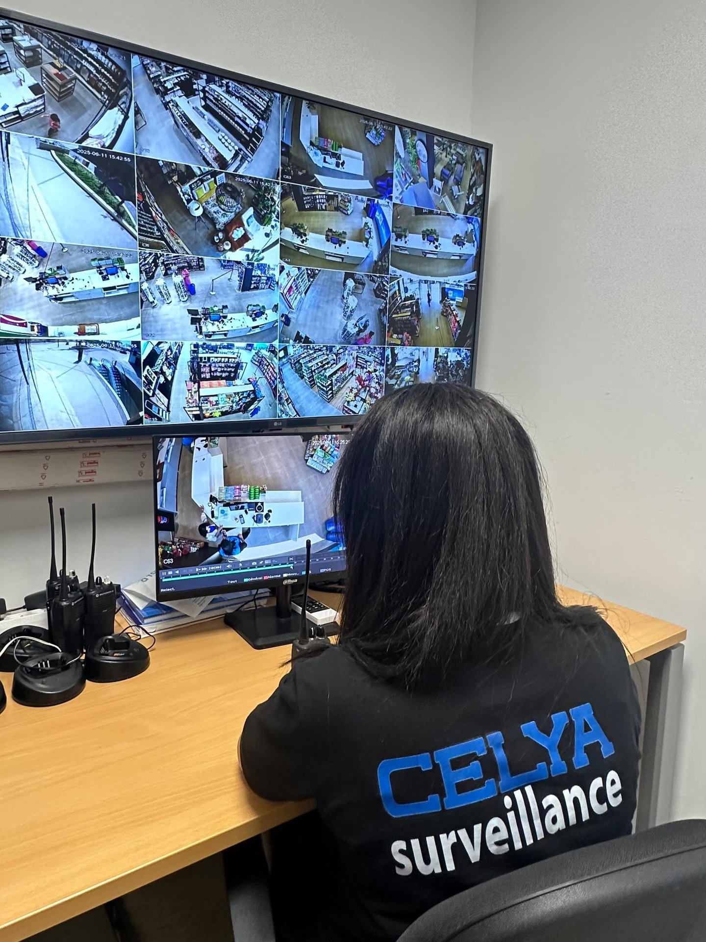 Femme surveillant les caméras de vidéosurveillance dans un mall au Maroc