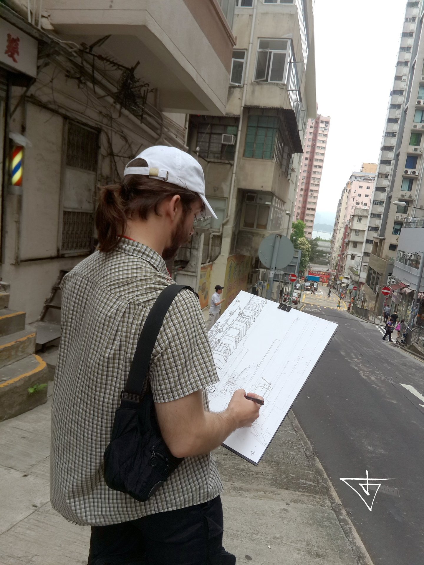 藝術家林仁亞在香港街頭素描