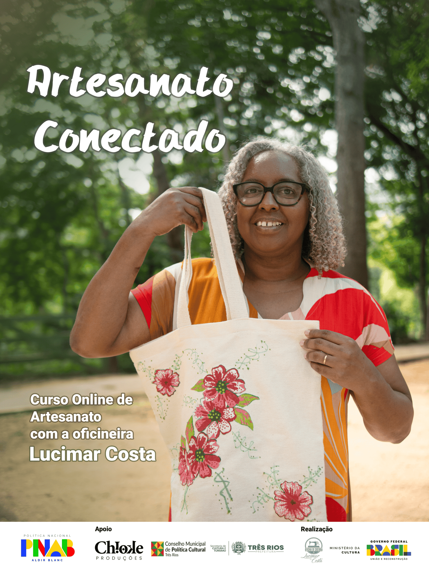 Cartaz do curso de artesanato com oficineira mostrando uma bolsa com decoupag,