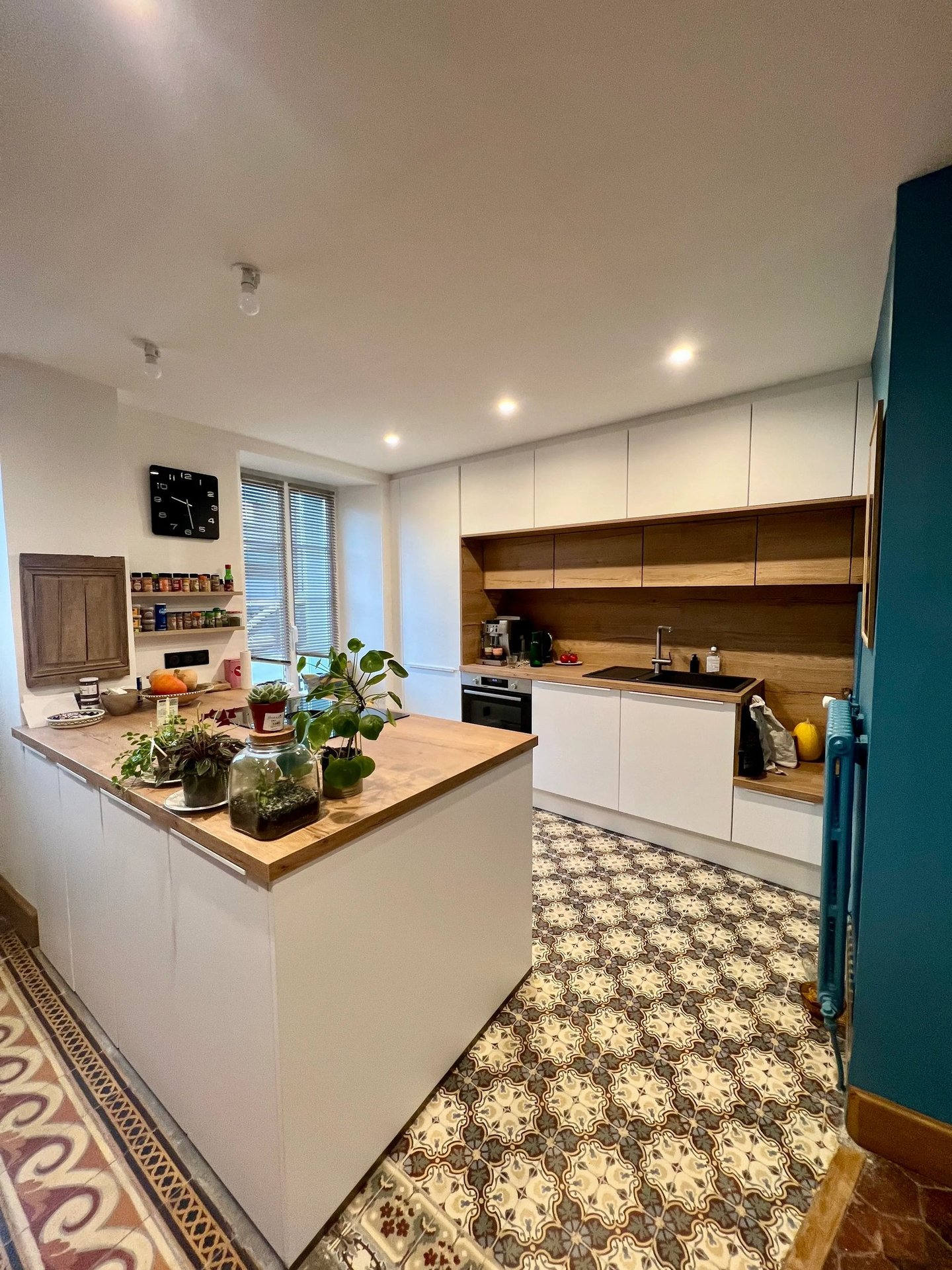 Cuisine sur mesure moderne dans une maison ancienne près de Caen - Baïa Home