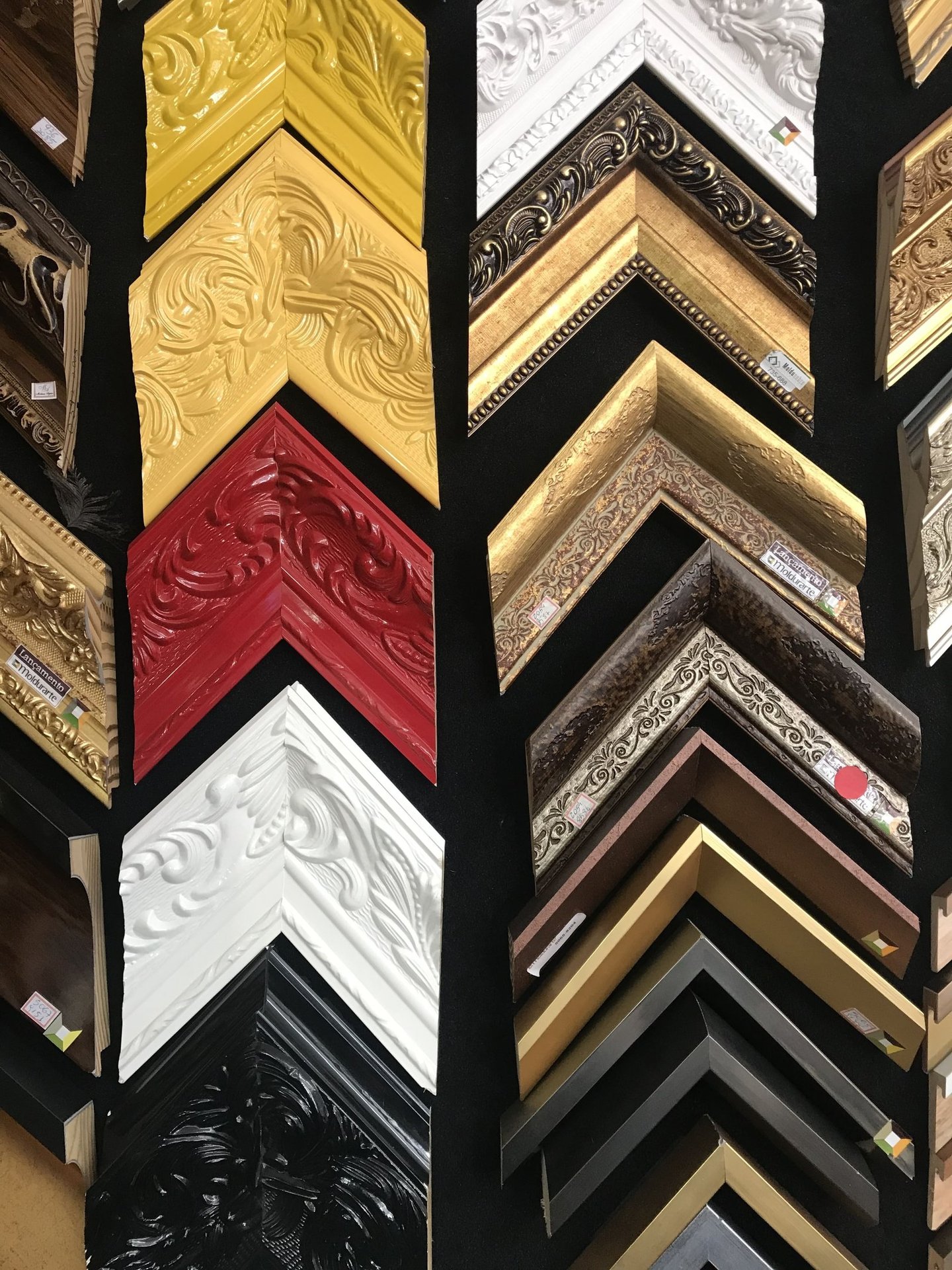 Molduras que transformam suas obras de arte em destaque.