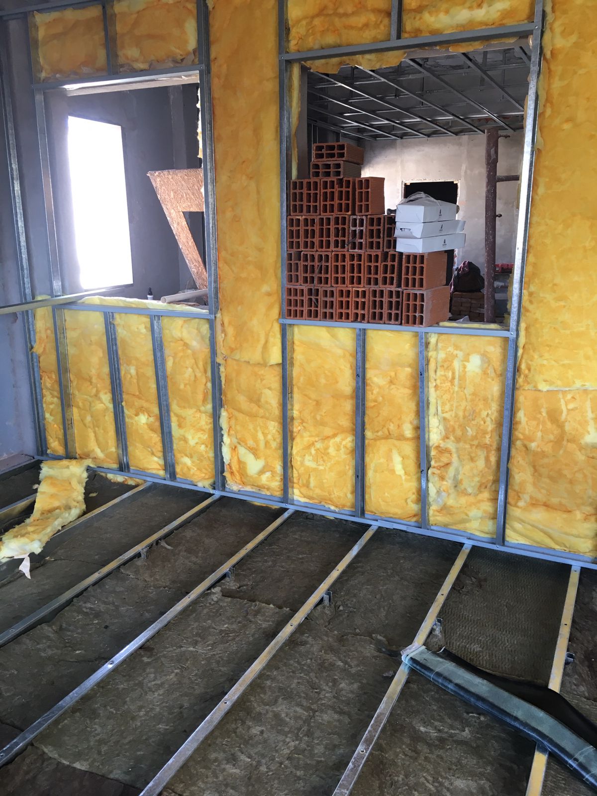 Venta de materiales acústicos. Lana de vidrio, barrer, membrana, lana mineral. Placa de yeso Knauf