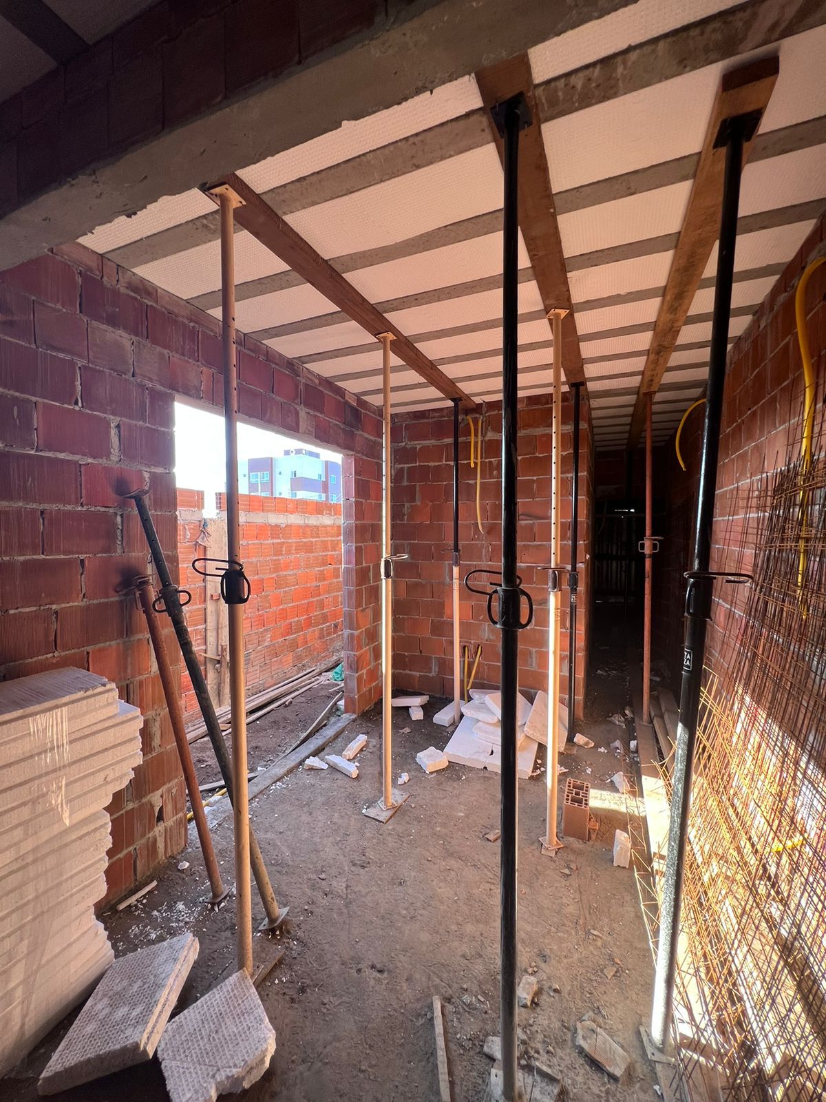 escoras alugadas em obra