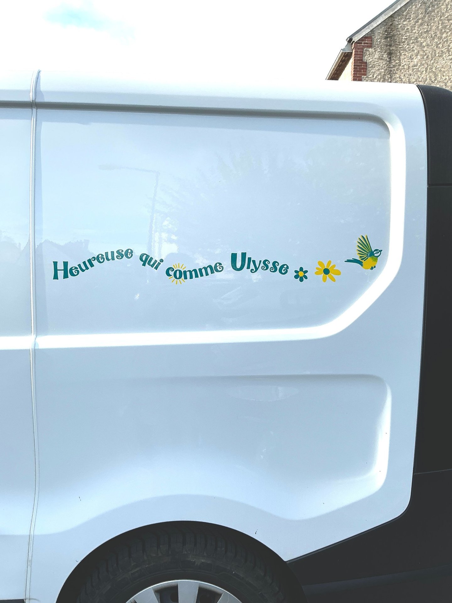 peinture en lettres sur carrosserie camion aménagé peinture 1shot Normandie Caen personnalisation