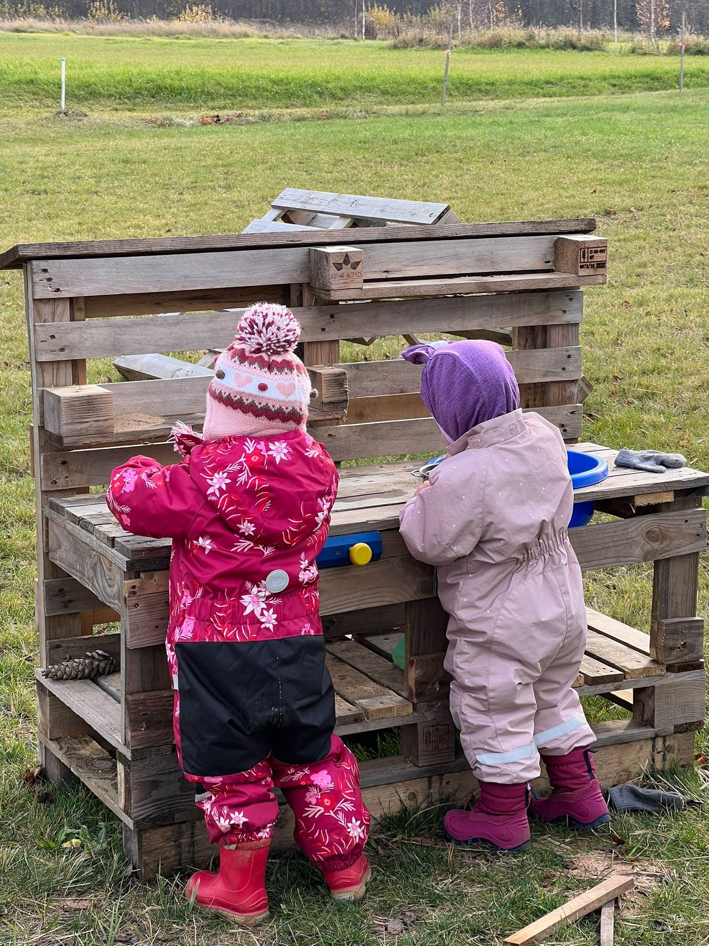 Vaikai žaidžia lauke Ugdymosi erdvė Ąžuolynas