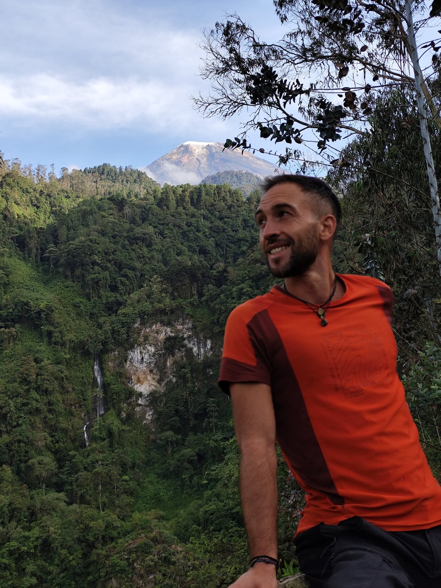 Vista del Cañón del Combeima abriéndose hacia el valle durante el descenso con vista al nevado