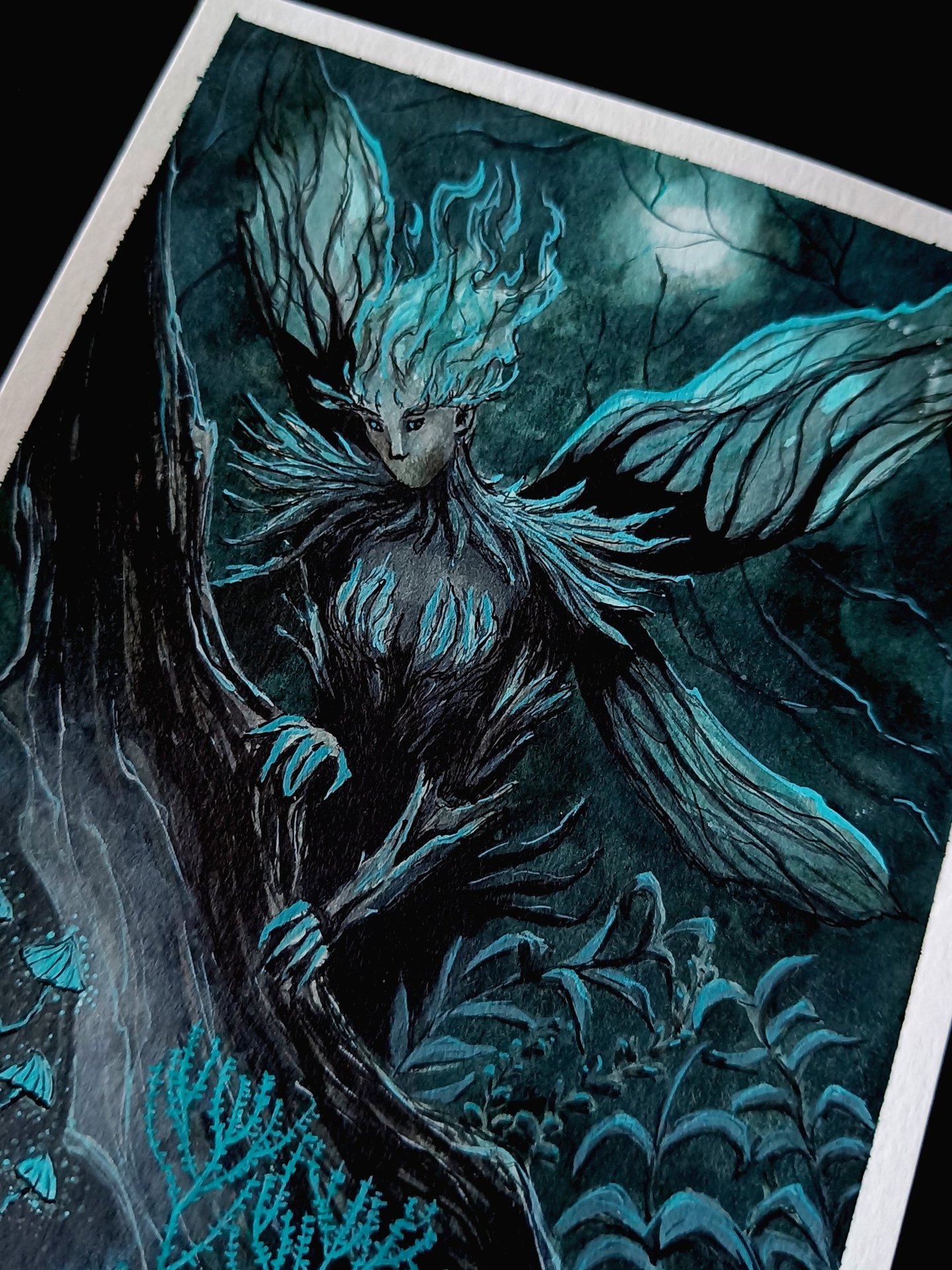 Une peinture à l'encre de chine représentant une fée verte dans un style fantasy