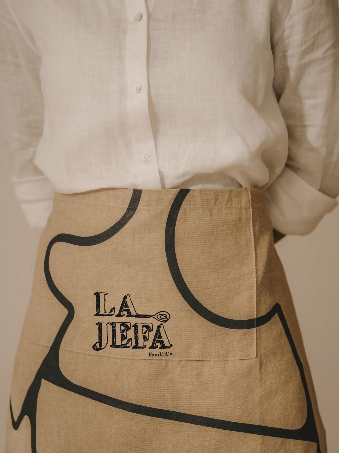 Delantal con logotipo La Jefa Food&Co, diseño de identidad visual en Las Palmas