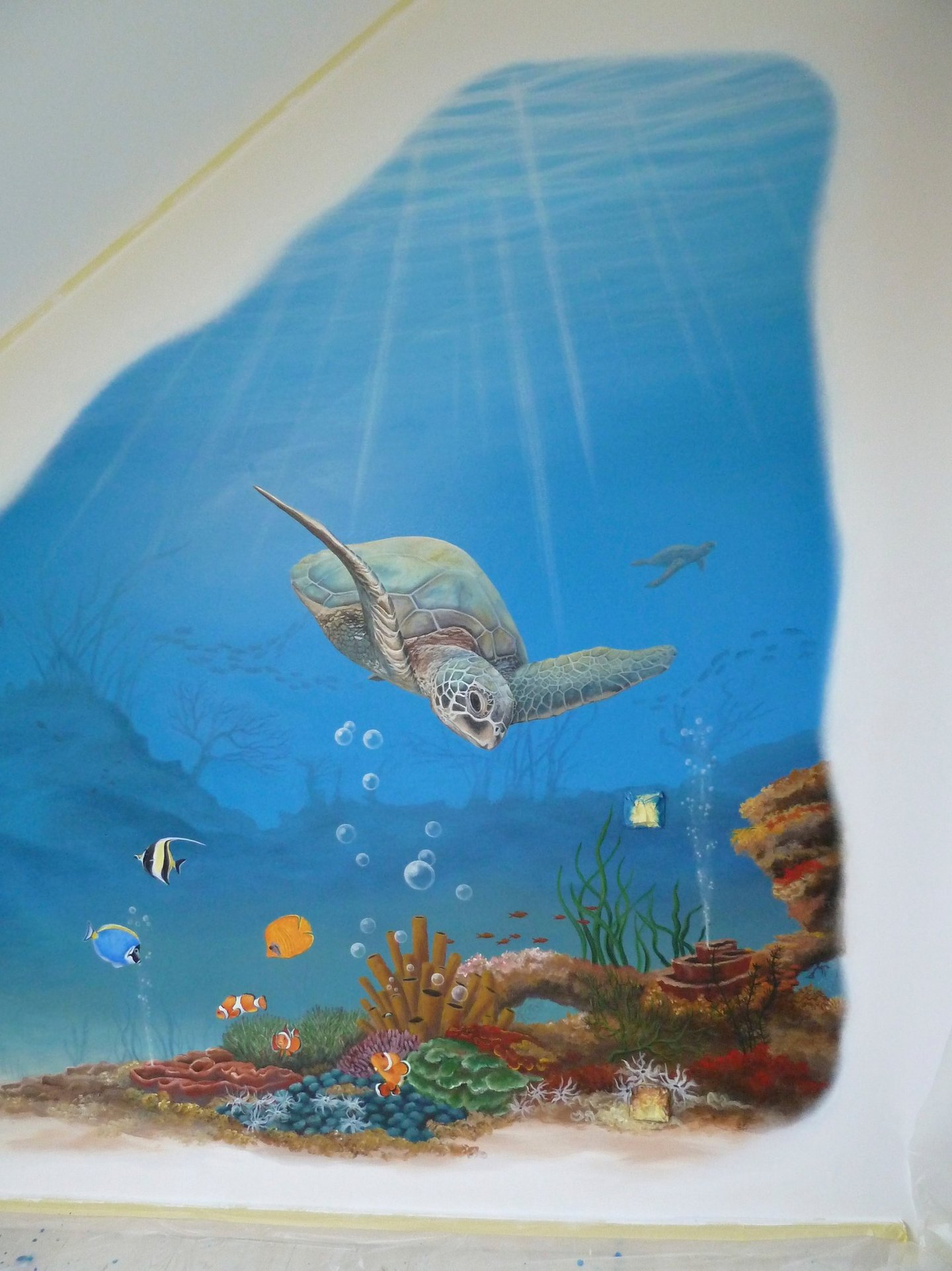 Une fresque pour décorer une chambre d'enfant. Eveiller l'imaginaire. Des fonds marins, des poissons colorés et une tortue.