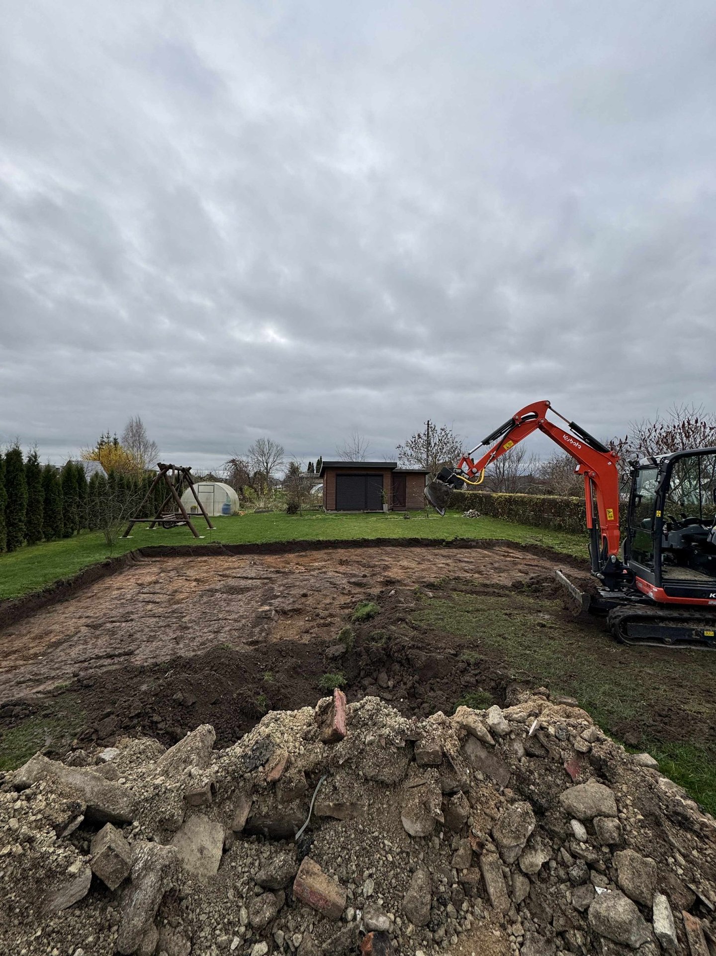 kasamas juodzemis iki molio mini ekskavatoriumi, perteklius isvezamas is sklypo jeigu nereikalingas