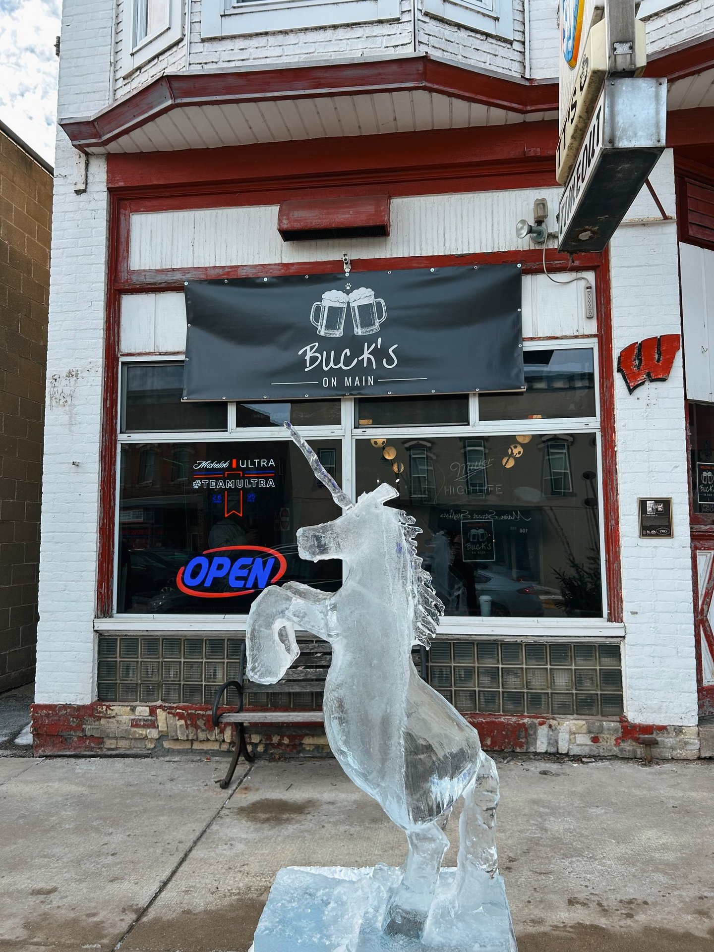 Knickerbocker Fest Ice Sculpture in front of Buck's On Main