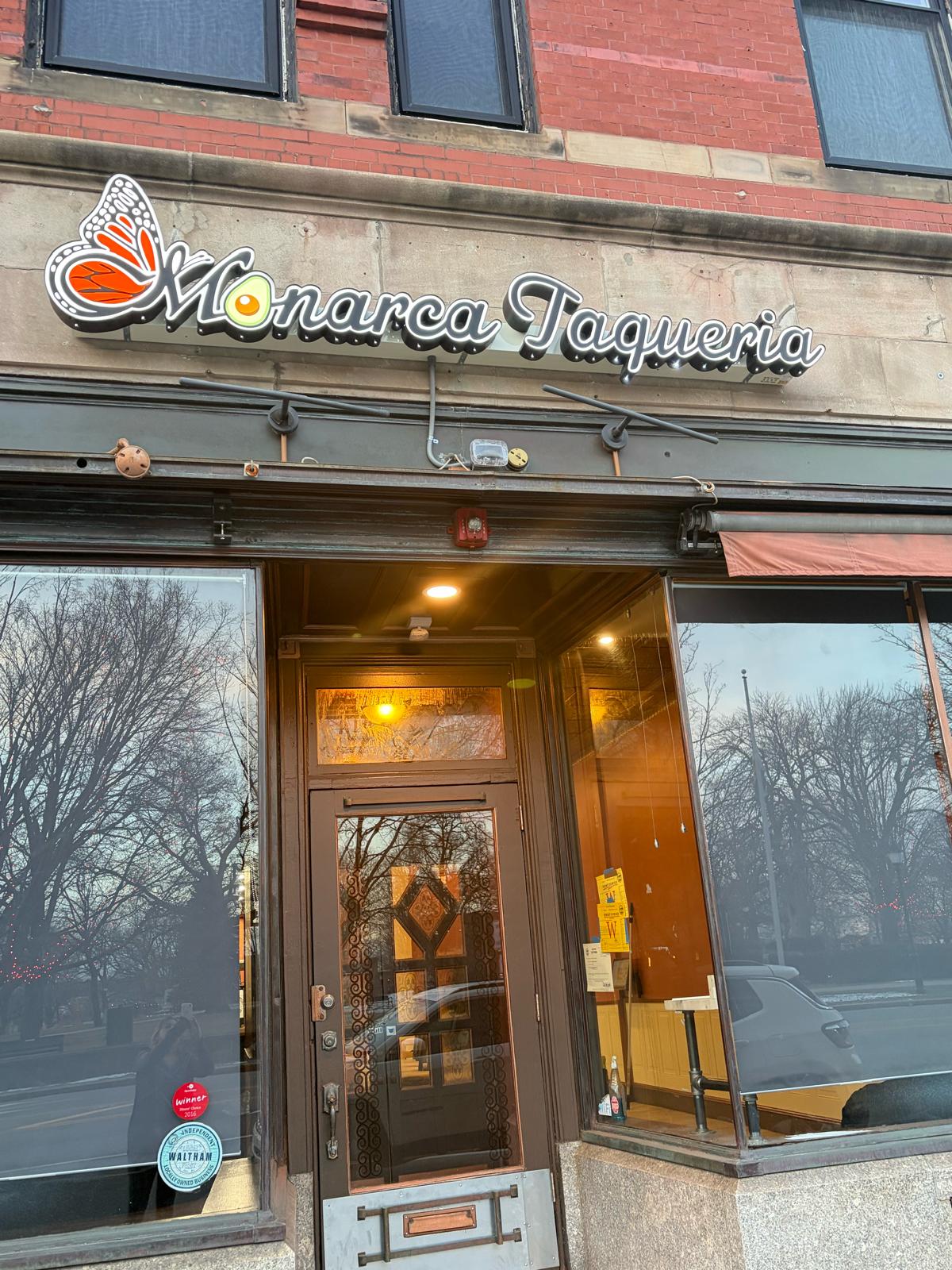 monarca-taqueria-watham-exterior_vista frontal izquierda