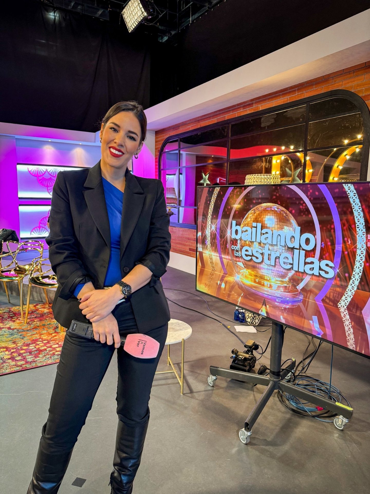 María Lázaro trabajando como reportera en el programa Bailando con las Estrellas