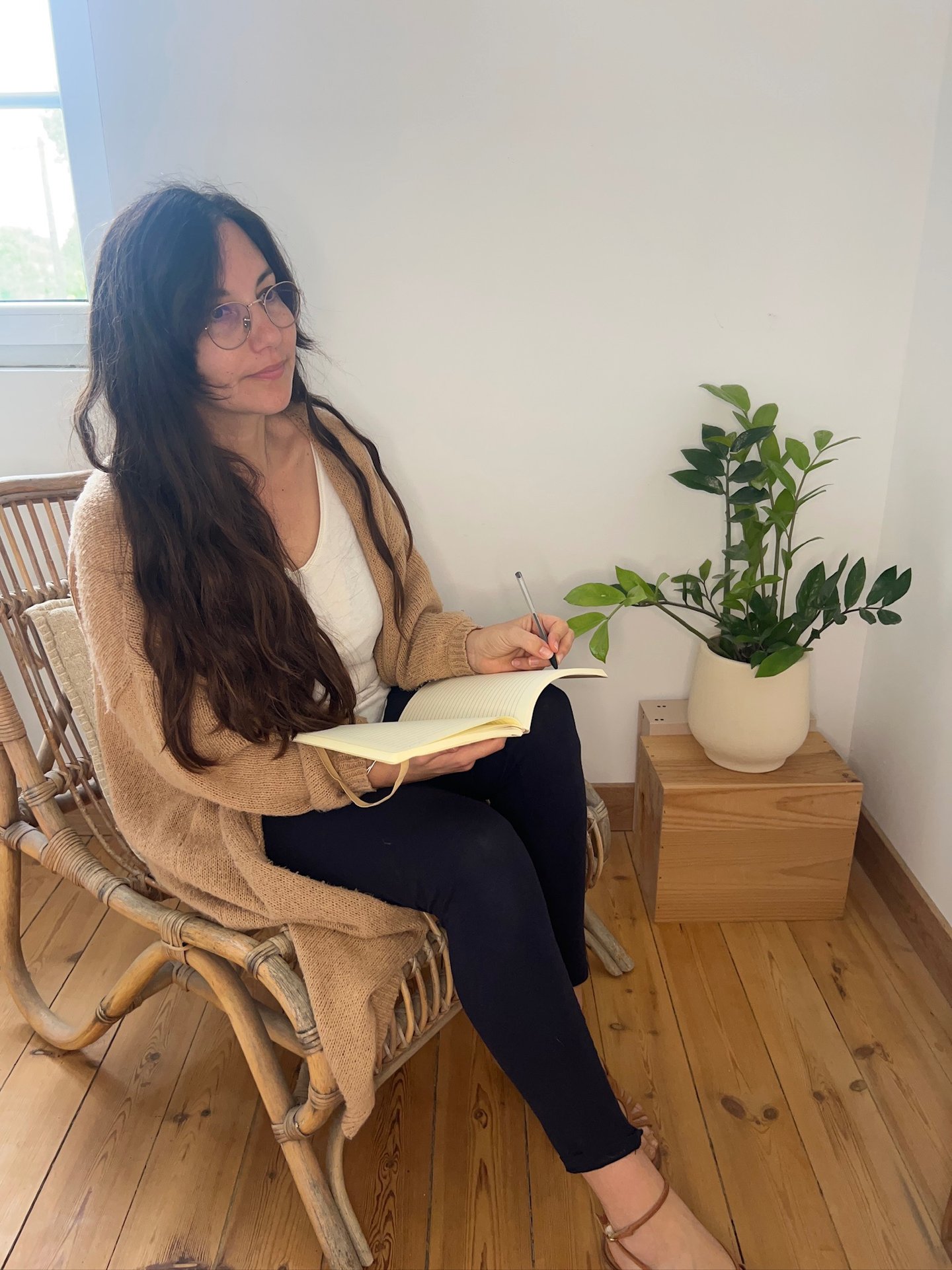 Anne-Sophie Serafin Sophrologue en séance d’accompagnement à Cognac, à l’écoute avec carnet