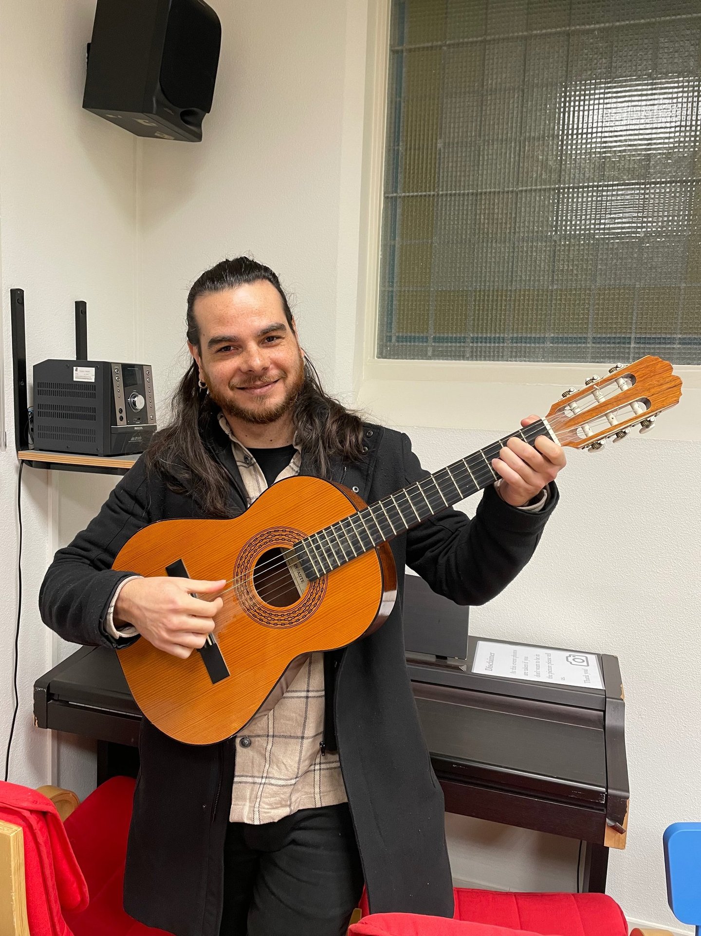 Portret van gitaarleraar Vicente voor privé gitaarlessen in Rotterdam