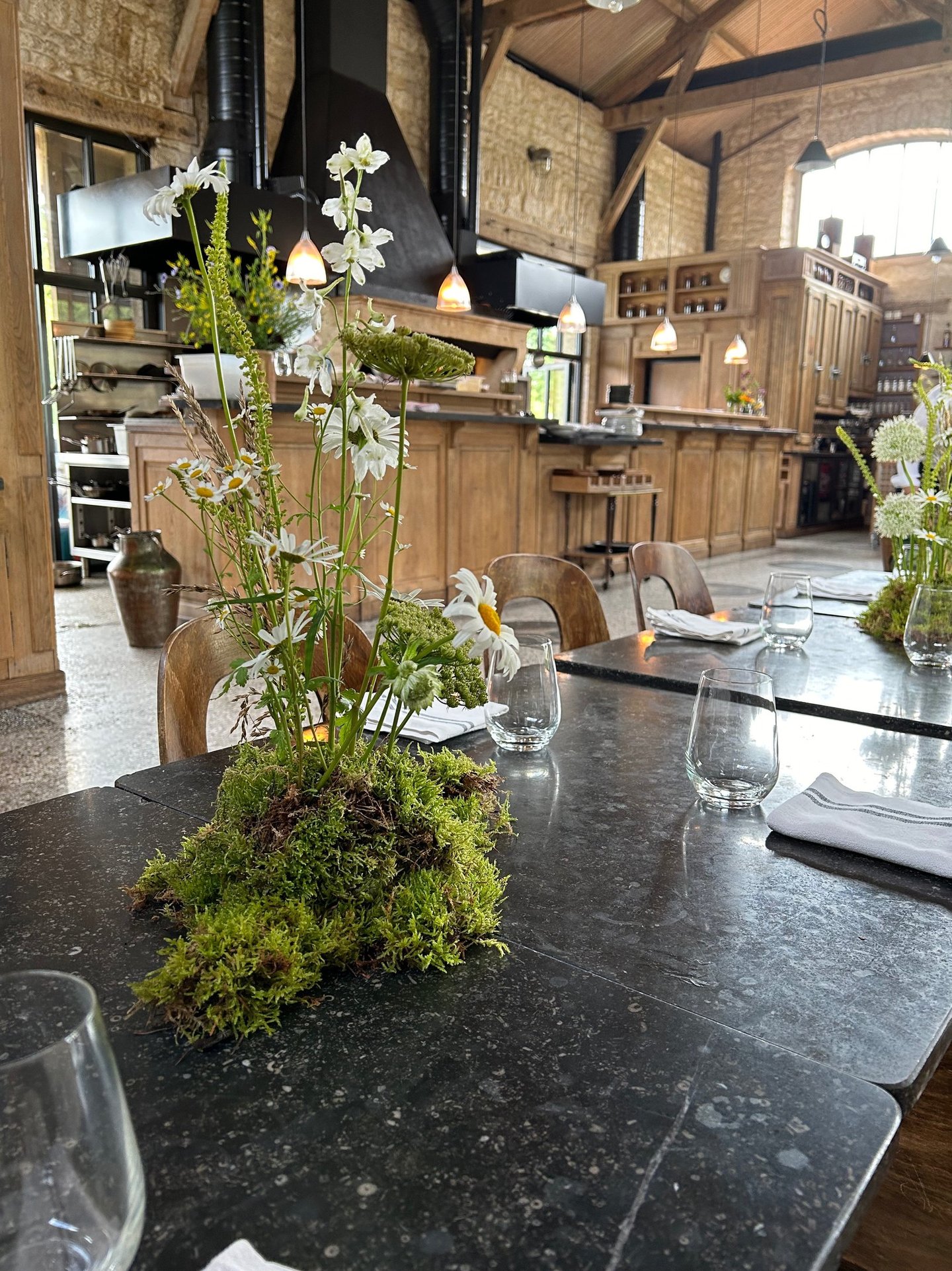 Composition de table de fleurs des champs tel une motte de terre