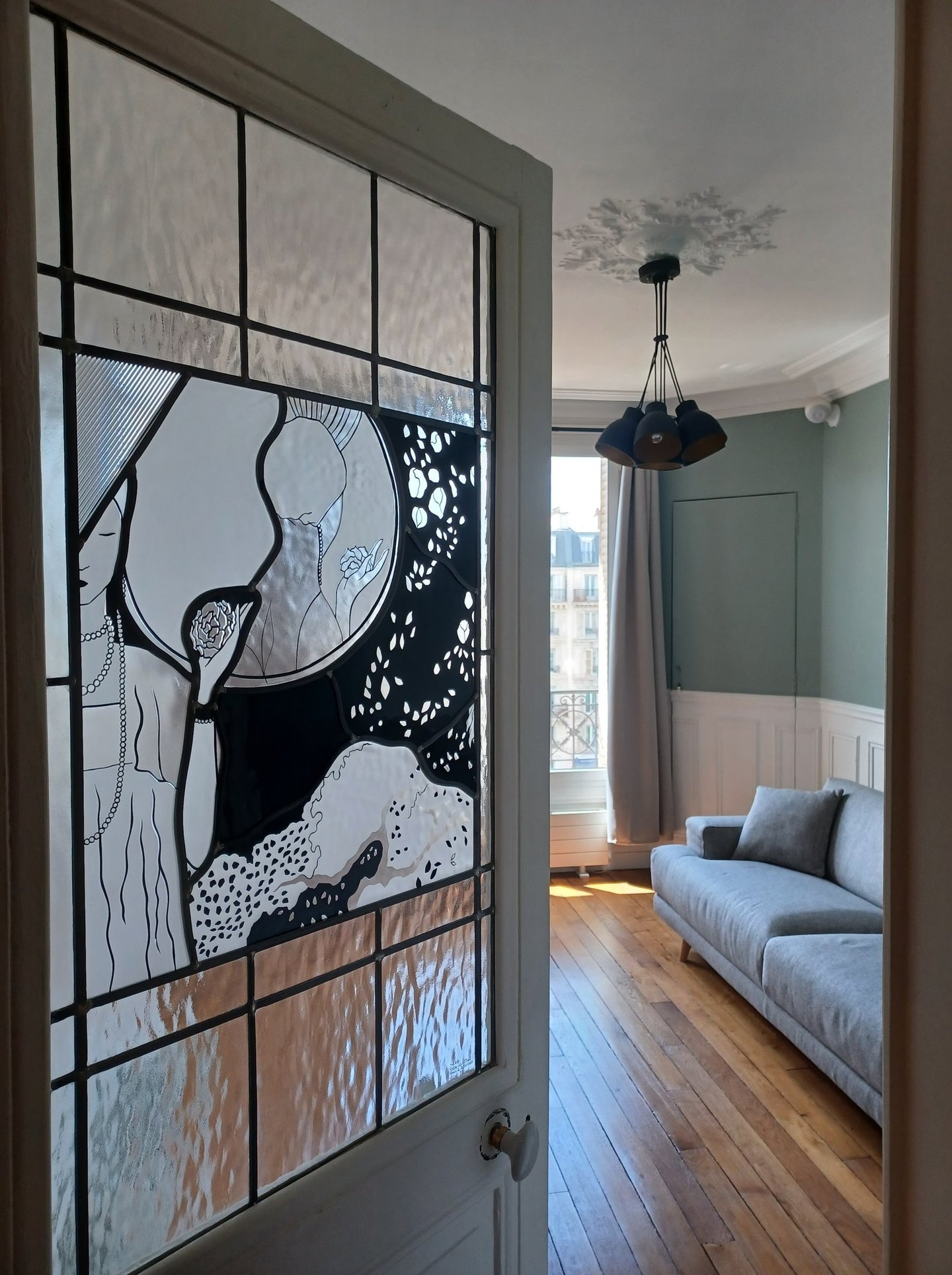 Verrière sur-mesure installée dans une porte d'appartement parisien