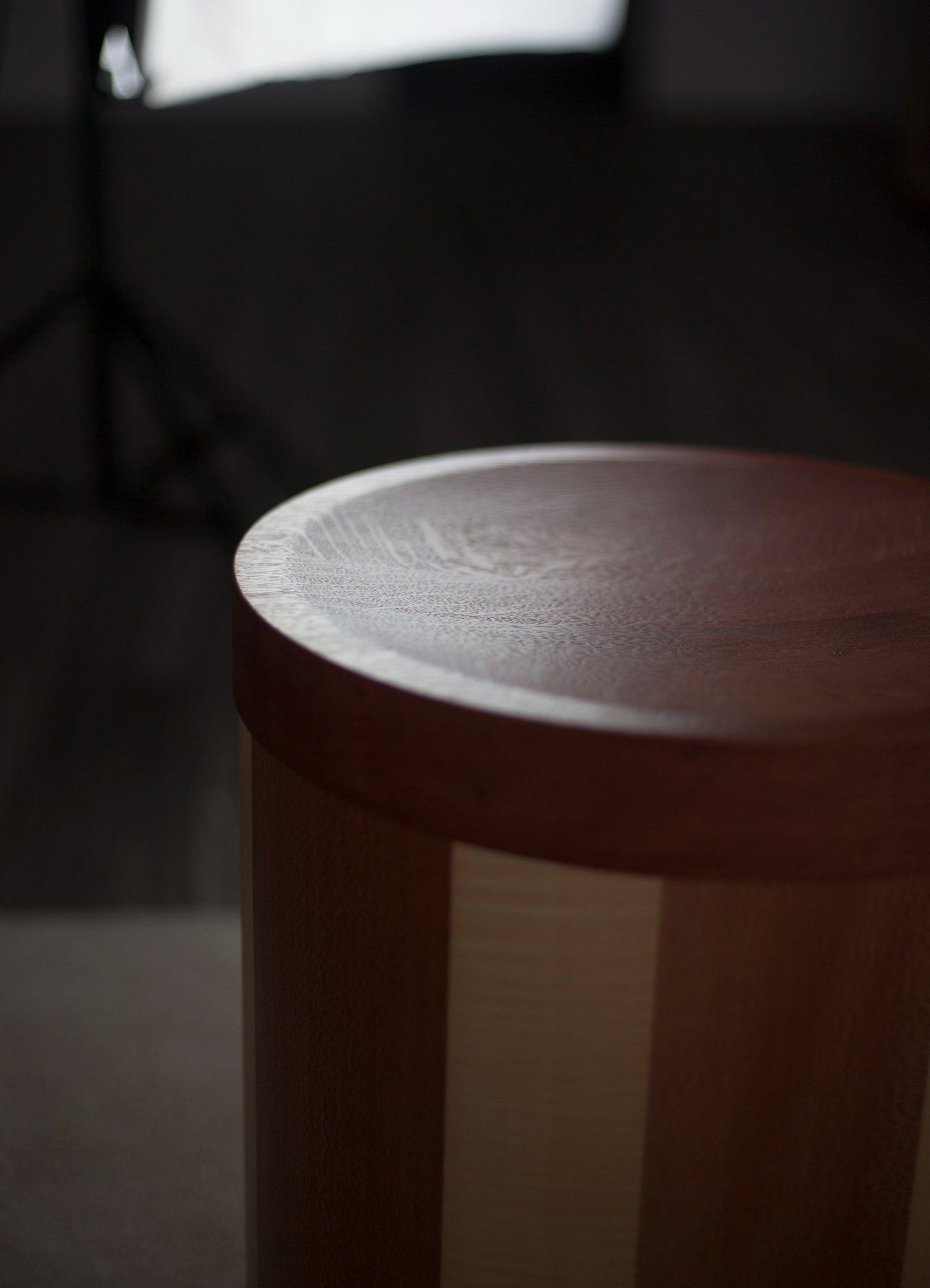 tabouret en chêne qui bouge