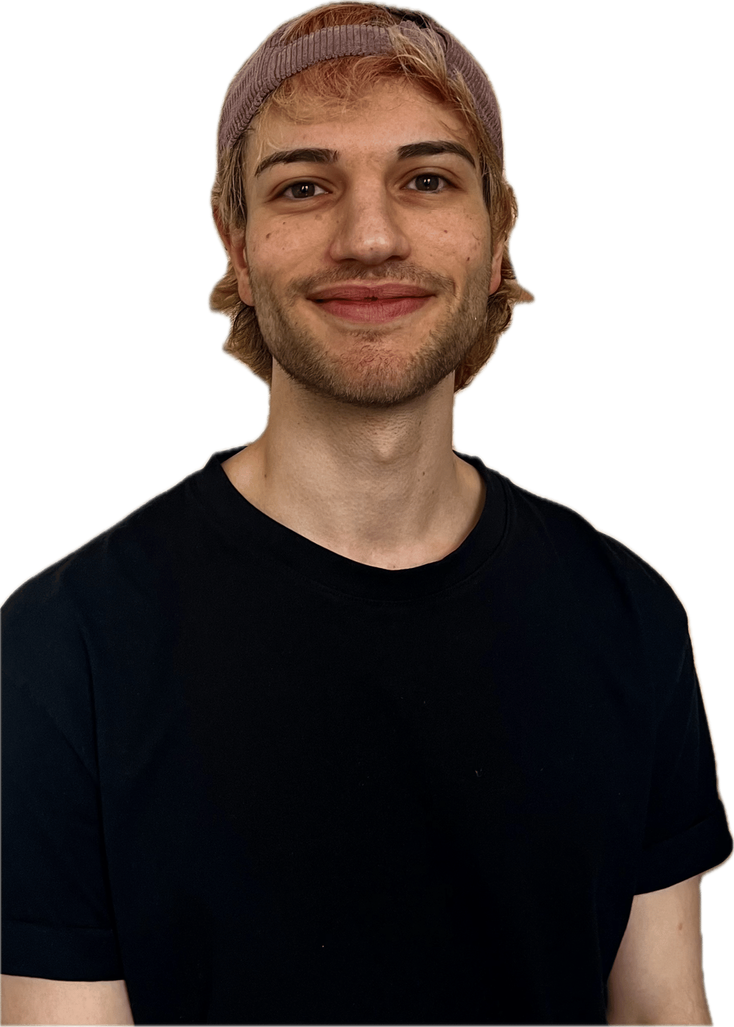 Porträt von Konstantin Michaelis. Pinke Cappy, kurze blondierte Haare, schwarzes T-Shirt, grinsend