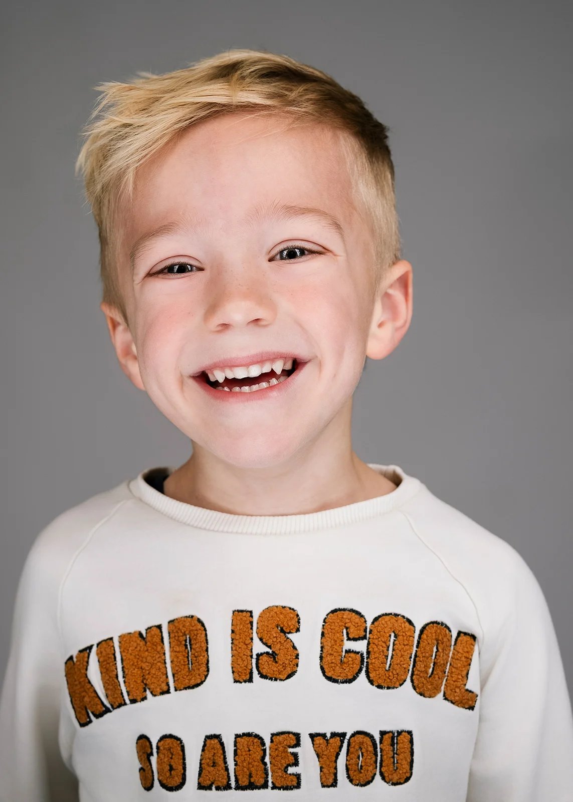 portret jongetje die lacht