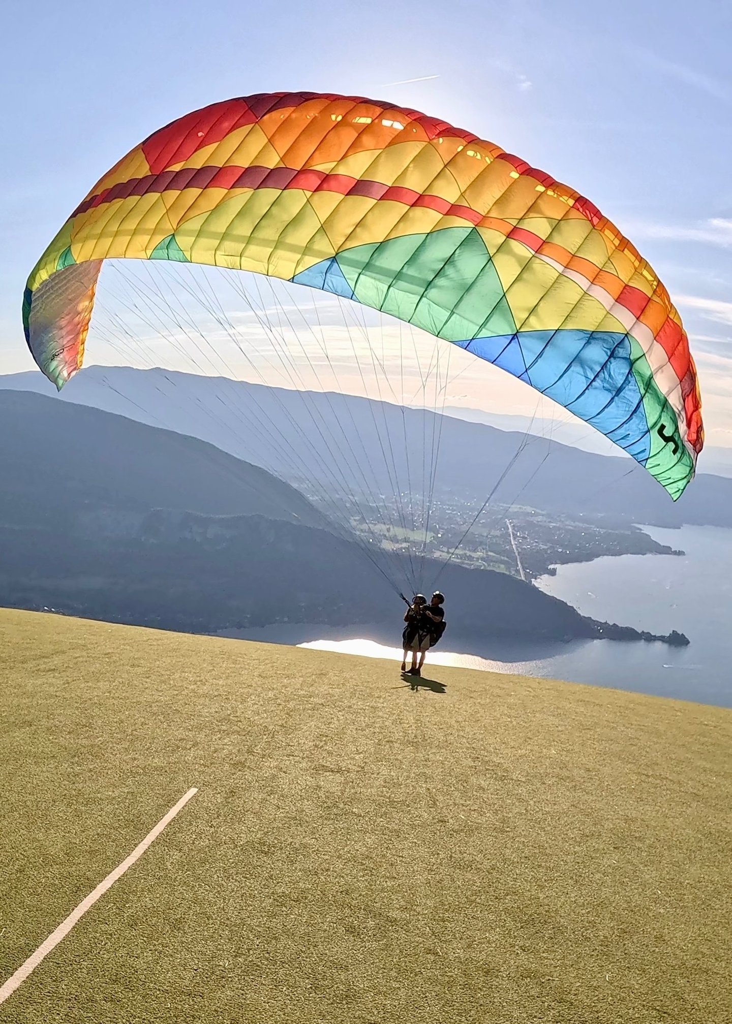 décollage d'un biplace à la forclaz face au lac