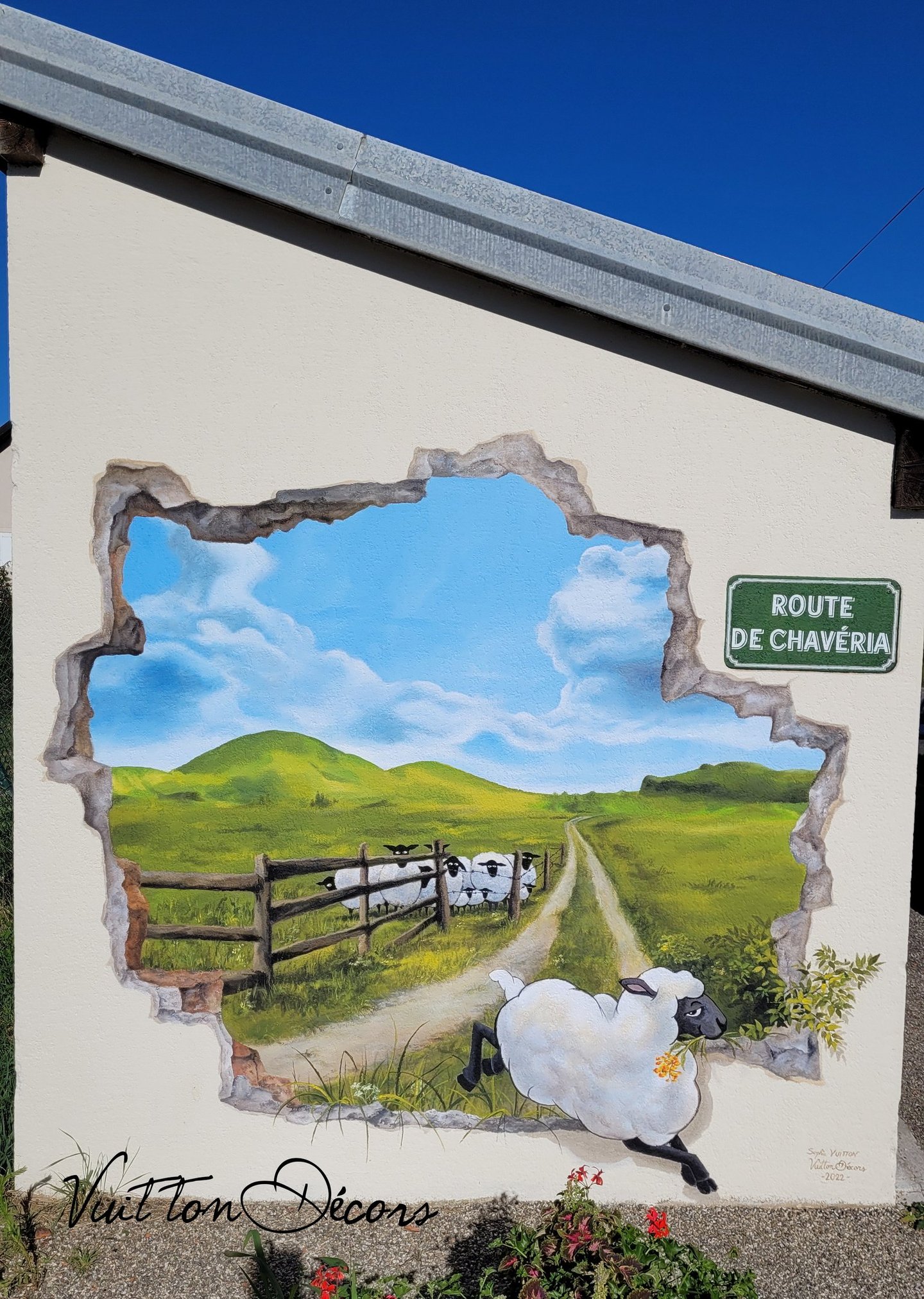 L’illusion d’une ouverture sur un paysage imaginaire qui ajoute une touche d'originalité à un abri bus désuet en bord de rout