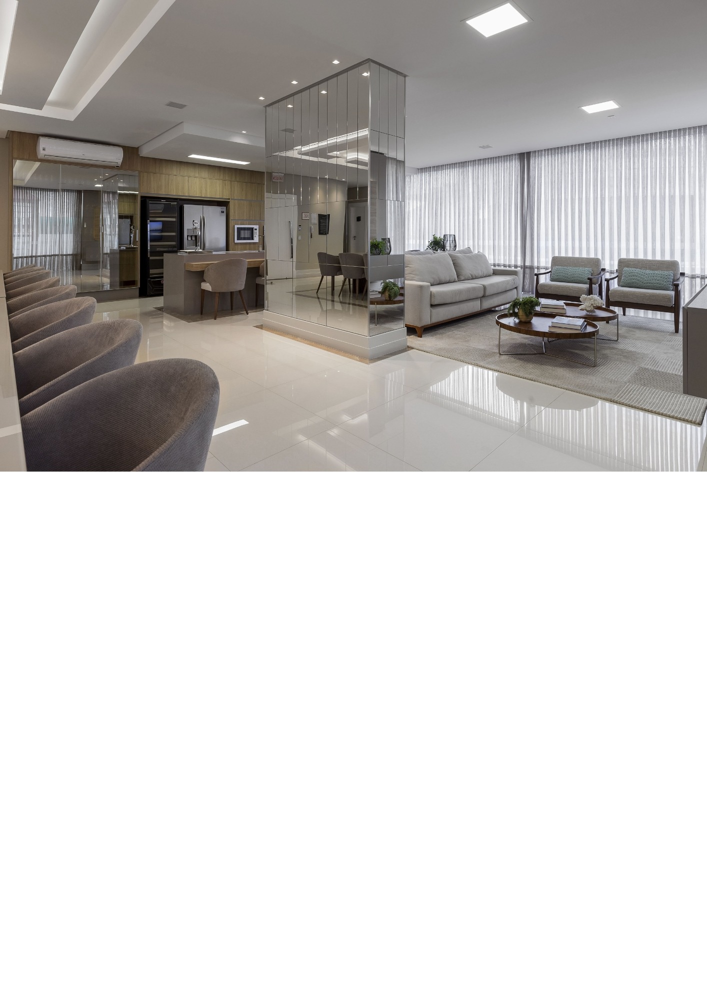 Foto da sala de estar de um apartamento mobiliado, decorado e equipado.