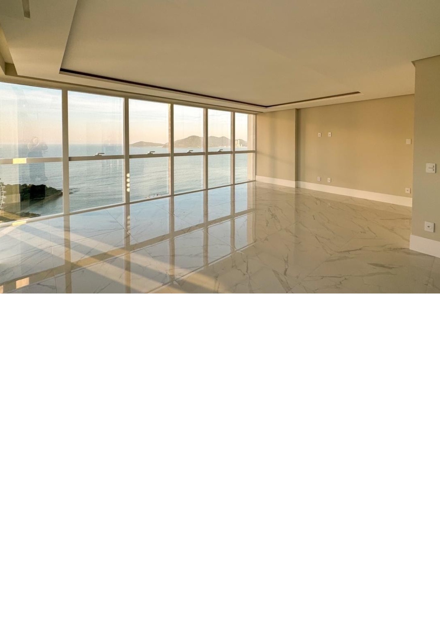 Foto da sala de estar de um apartamento sem mobília.