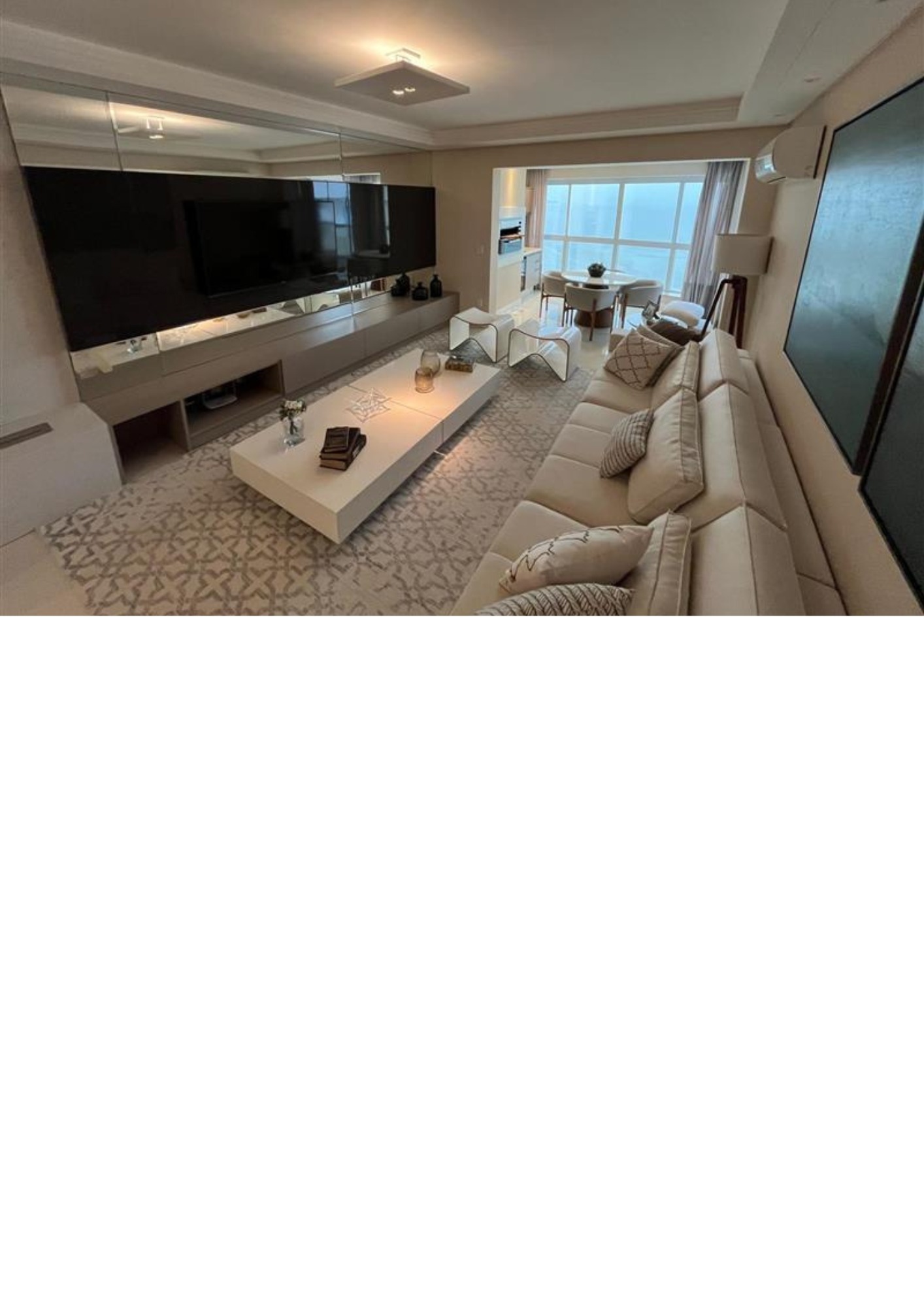 Foto da sala de estar de um apartamento mobiliado, decorado e equipado.