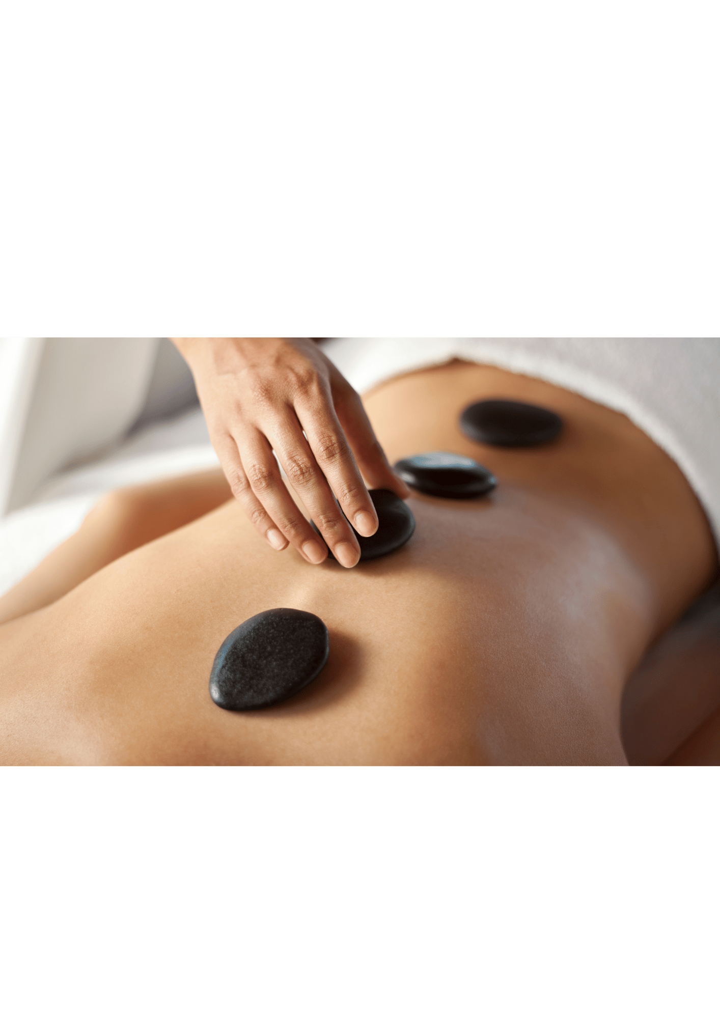 Hotstone rugmassage aangeboden door Medisch Pedicure Grote Berg, ideaal voor stressverlichting.
