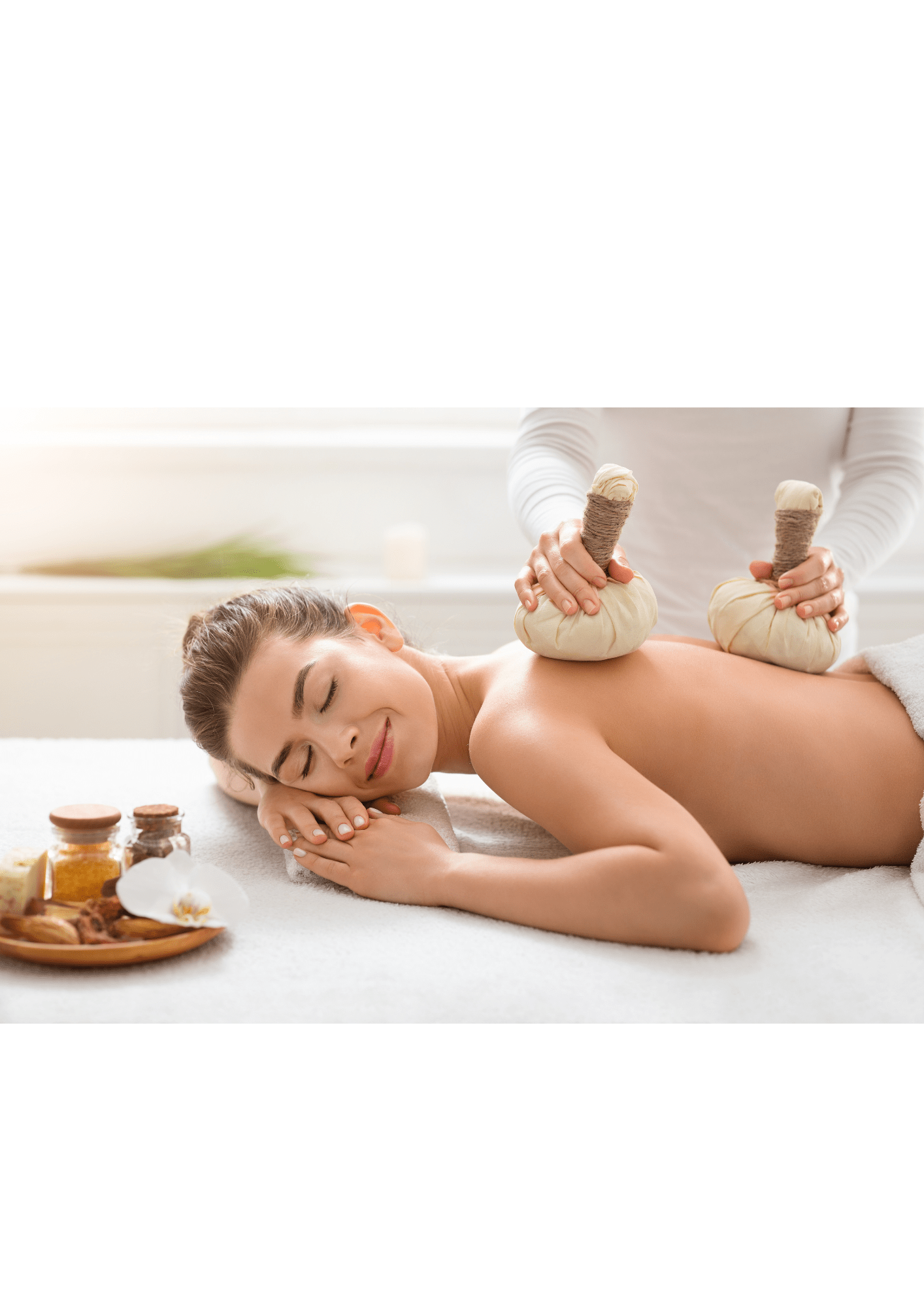 Ontspannende massage met kruidenstempels bij Medisch Pedicure Grote Berg, voor diepe relaxatie.
