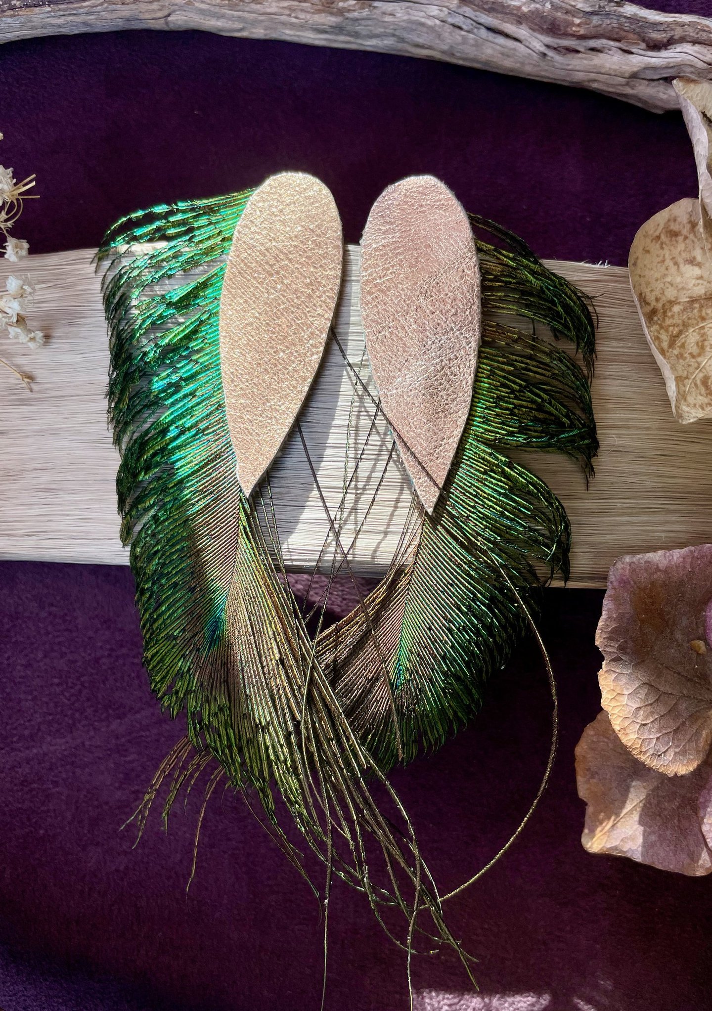 boucles d'oreilles en cuir doré et plumes de paon asymétriques