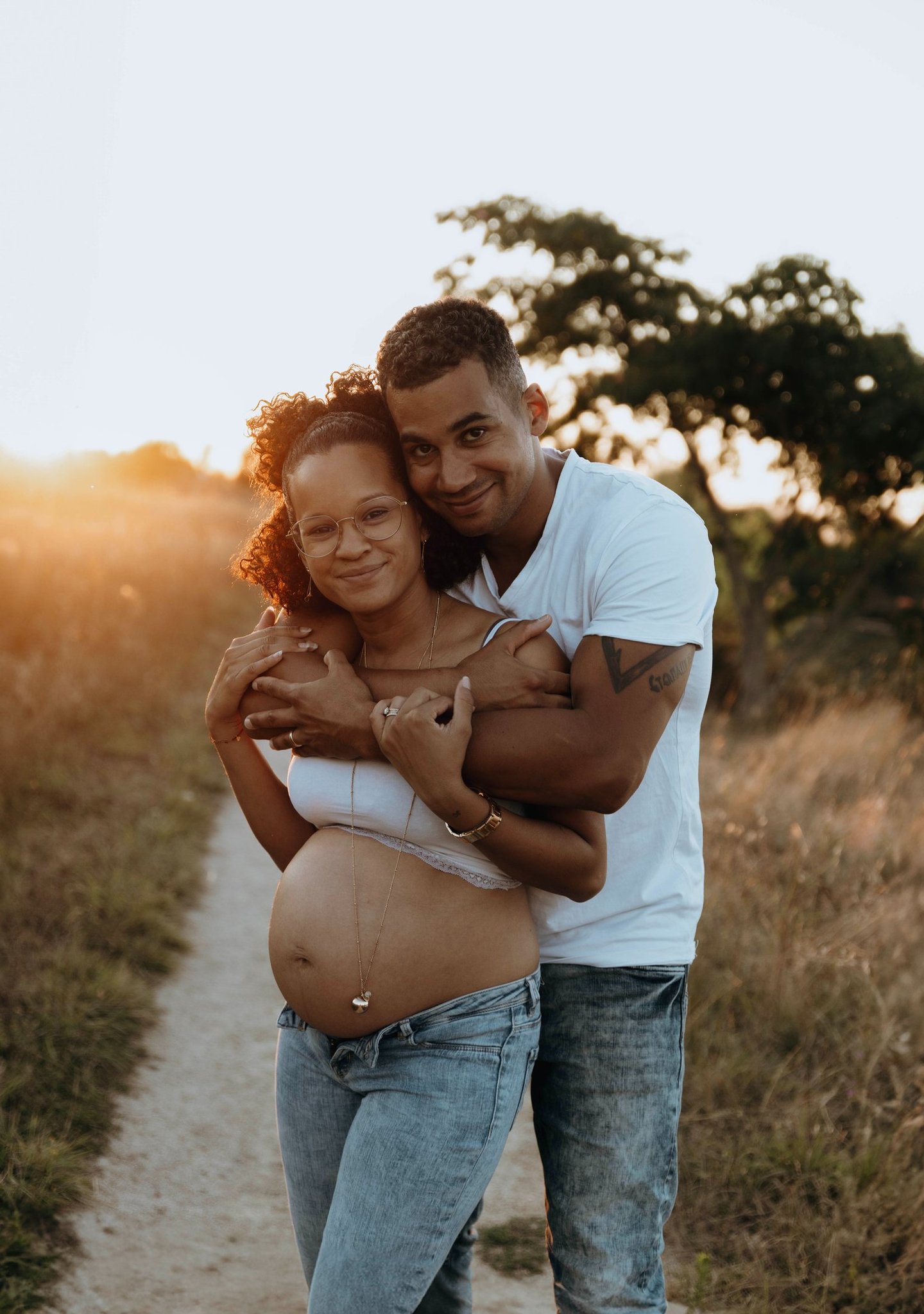 Séance photo de grossesse à Frouzins durant un coucher de soleil - Estelle Photographie