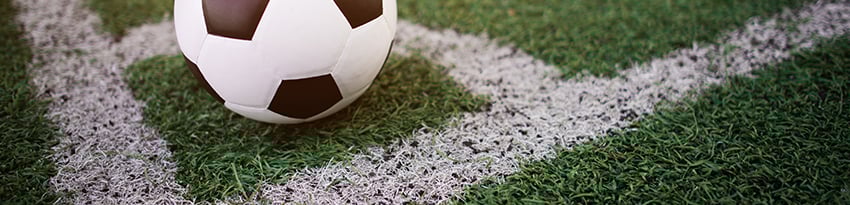 bola sobre campo de futebol - esporte