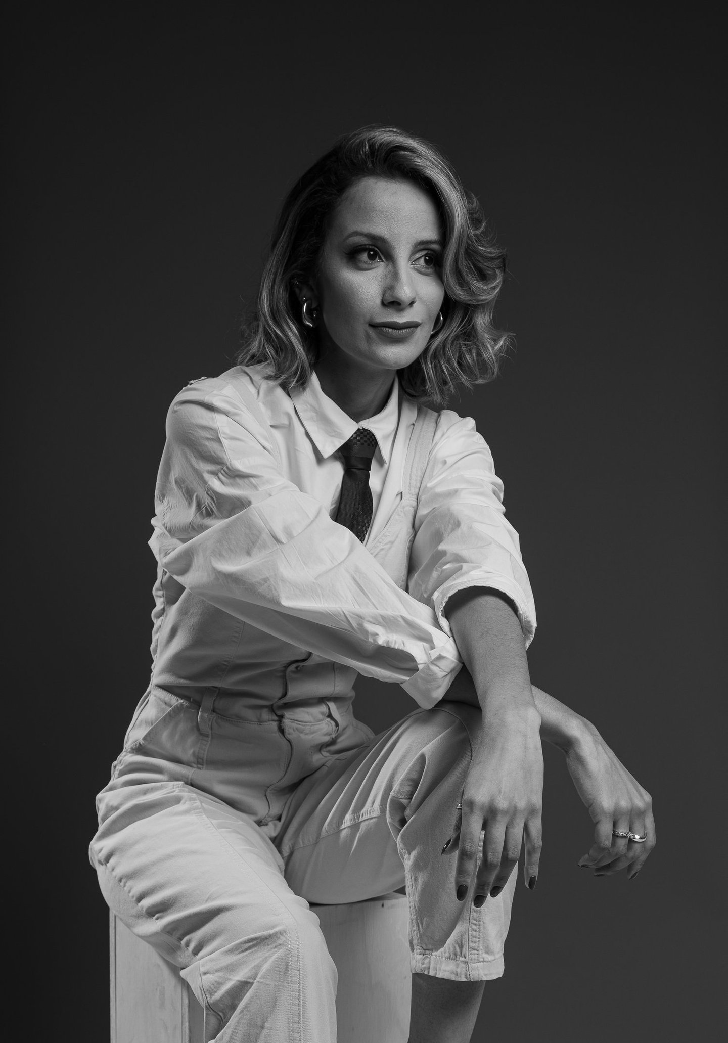 Retrato corporativo em estúdio em Barueri: mulher sentada em foto preto e branco, estilo editorial 